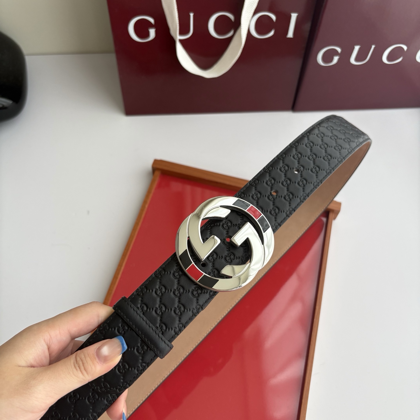 Gucci 经典压花带身  搭配原版树膏沙底 精品钢扣 宽4.0 Cm  经典永不过时款 潮流大方 时尚百搭