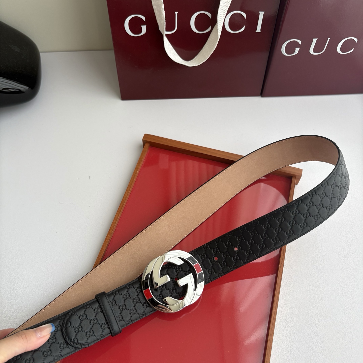 Gucci 经典压花带身  搭配原版树膏沙底 精品钢扣 宽4.0 Cm  经典永不过时款 潮流大方 时尚百搭