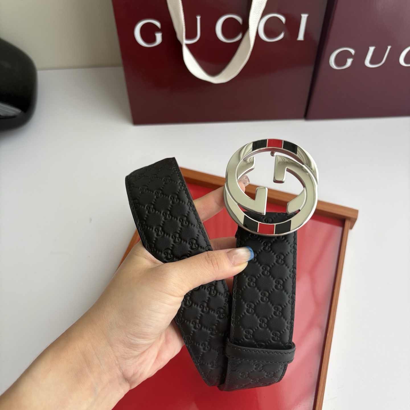 Gucci 经典压花带身  搭配原版树膏沙底 精品钢扣 宽4.0 Cm  经典永不过时款 潮流大方 时尚百搭