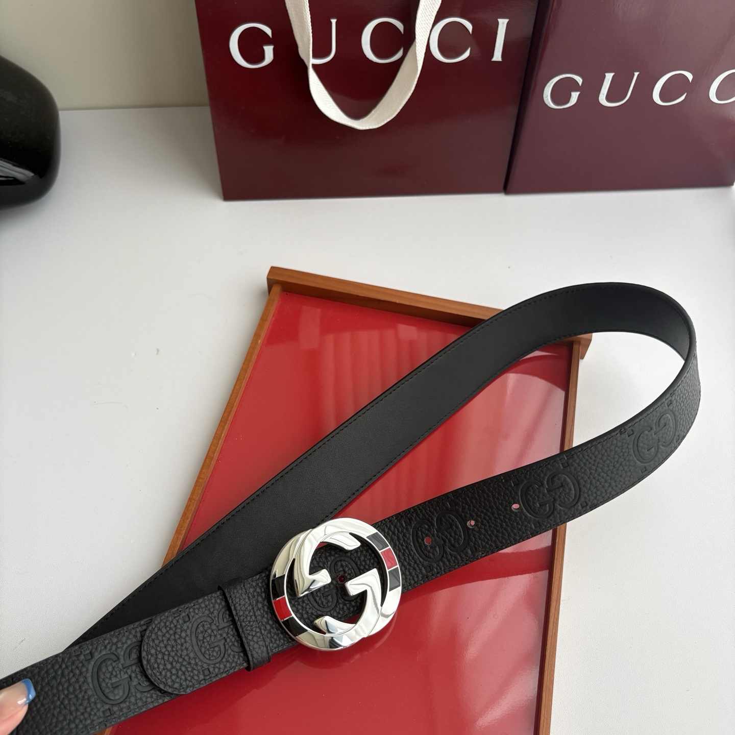 Gucci 经典压花带身  搭配原版皮底 精品钢扣 宽4.0 Cm  经典永不过时款 潮流大方 时尚百搭