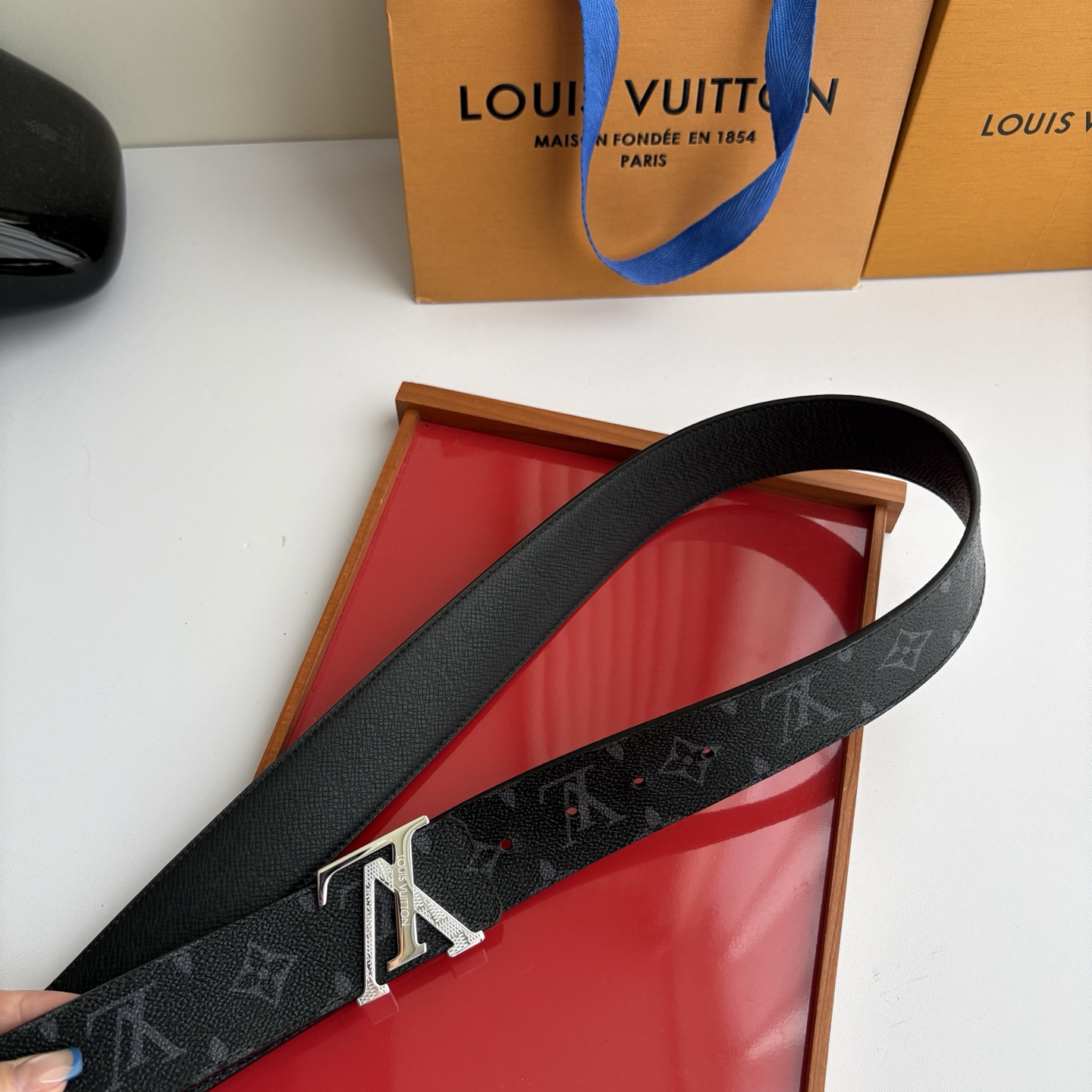 【LOUIS VUITTON】：经典原单品质，印花面搭配经典掌纹底，原单精品钢扣，精工制作，细节看图，实物拍摄，高端奢华