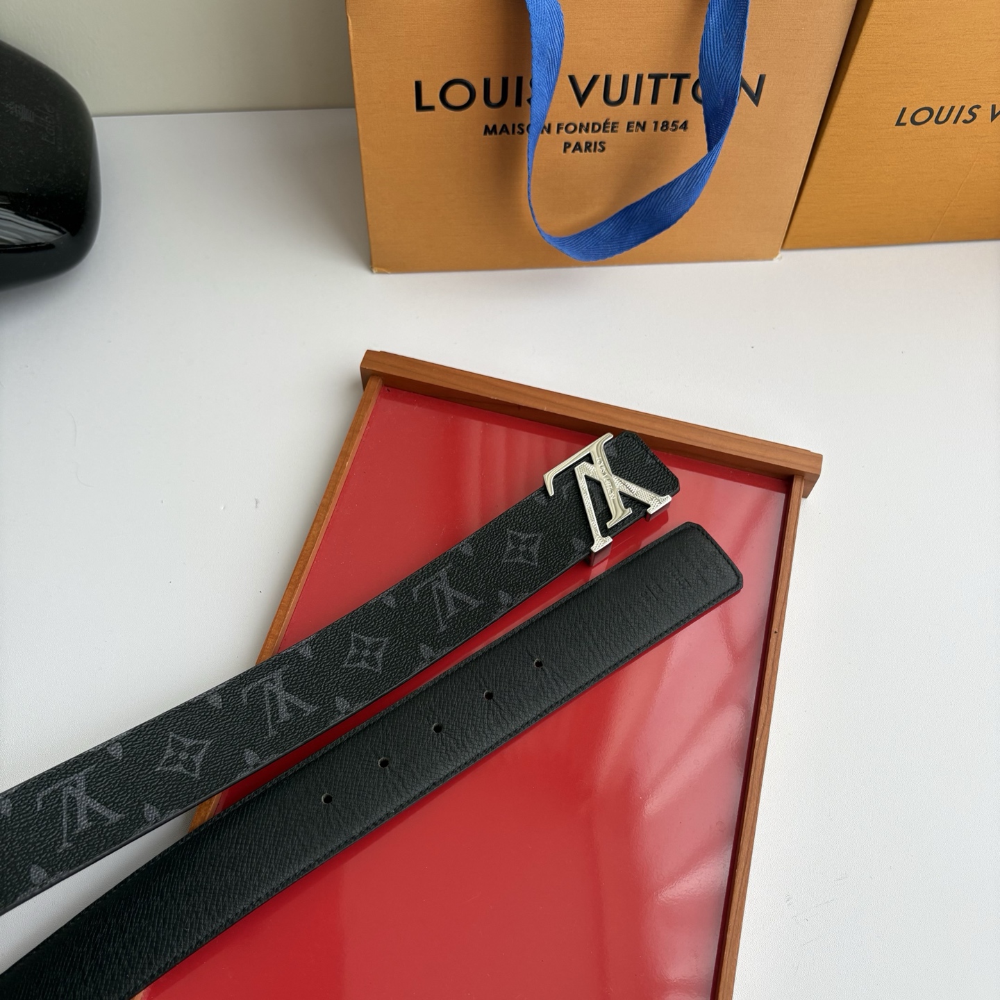 【LOUIS VUITTON】：经典原单品质，印花面搭配经典掌纹底，原单精品钢扣，精工制作，细节看图，实物拍摄，高端奢华