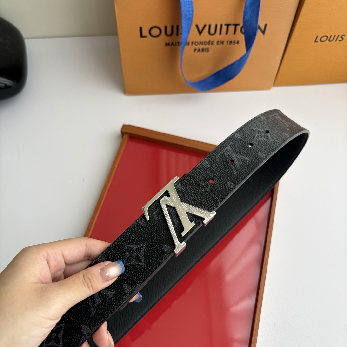 【LOUIS VUITTON】：经典原单品质，印花面搭配经典掌纹底，原单精品钢扣，精工制作，细节看图，实物拍摄，高端奢华