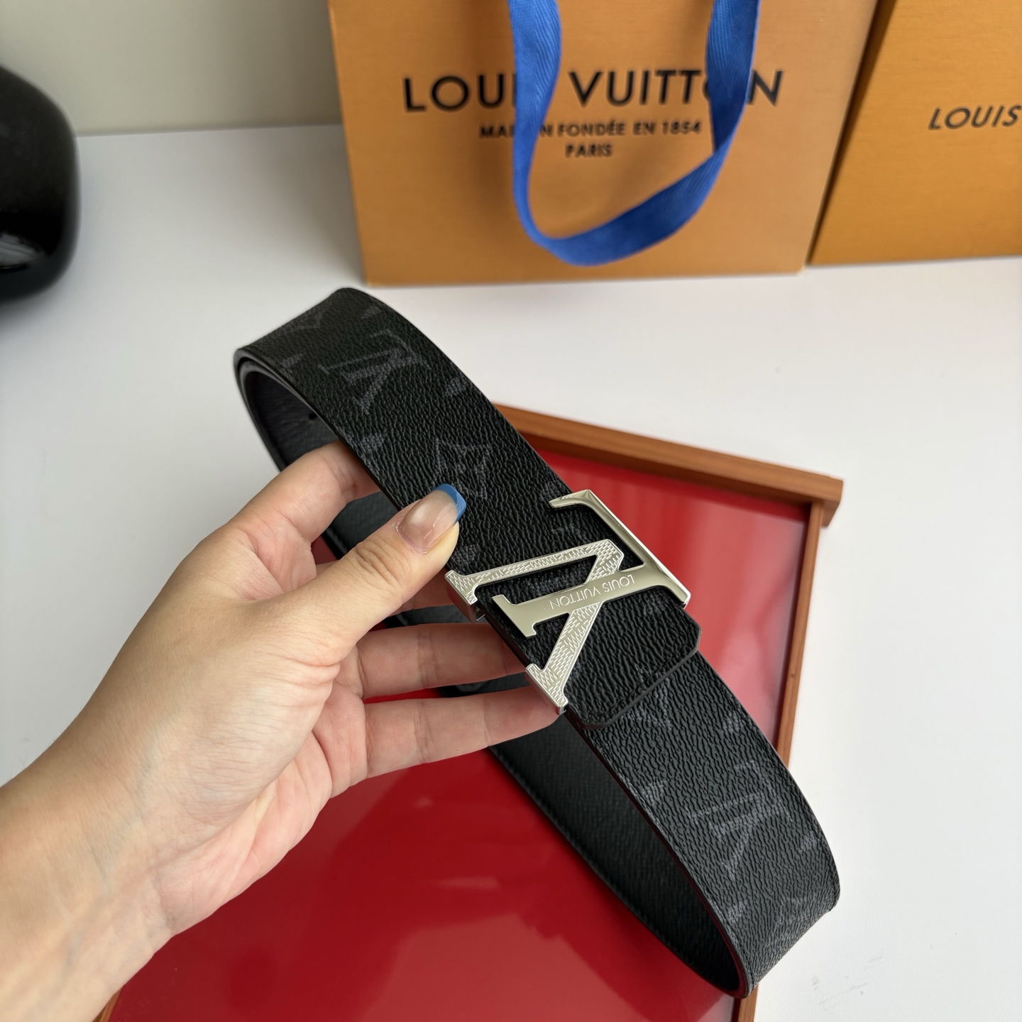 【LOUIS VUITTON】：经典原单品质，印花面搭配经典掌纹底，原单精品钢扣，精工制作，细节看图，实物拍摄，高端奢华