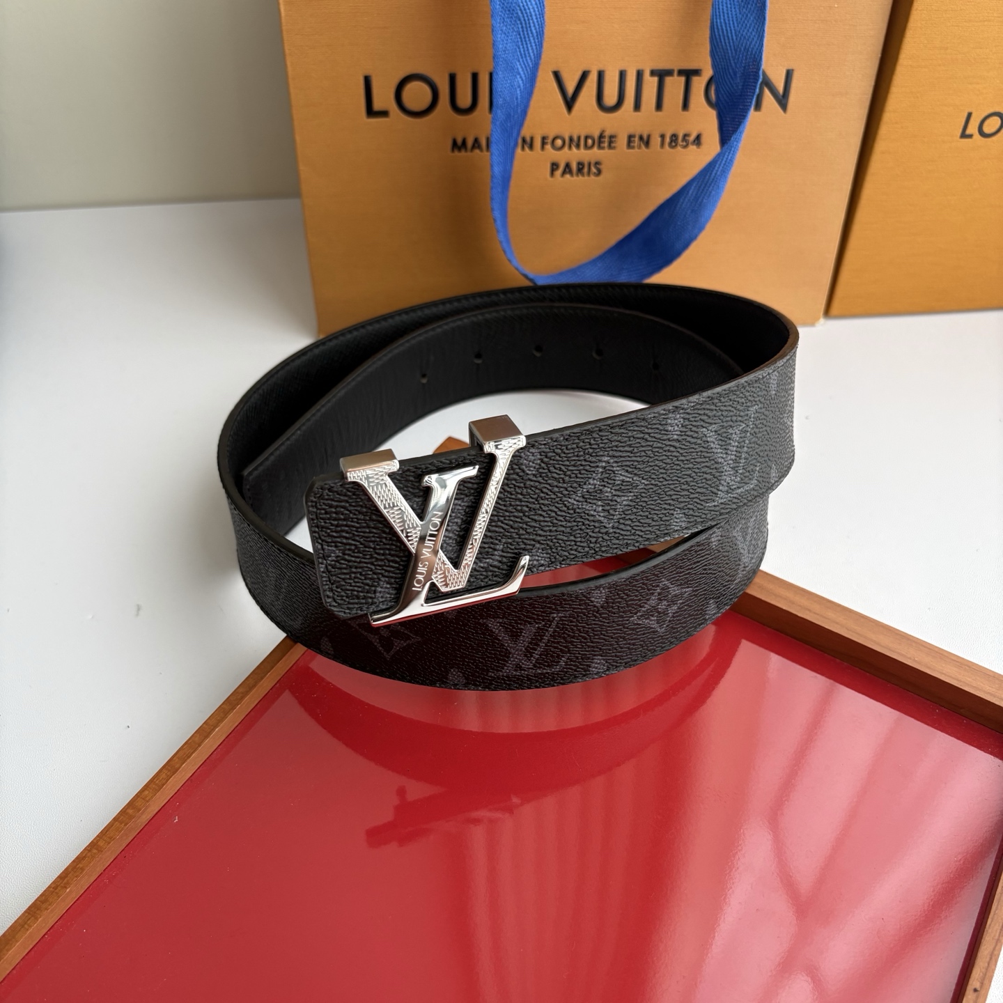 【LOUIS VUITTON】：经典原单品质，印花面搭配经典掌纹底，原单精品钢扣，精工制作，细节看图，实物拍摄，高端奢华
