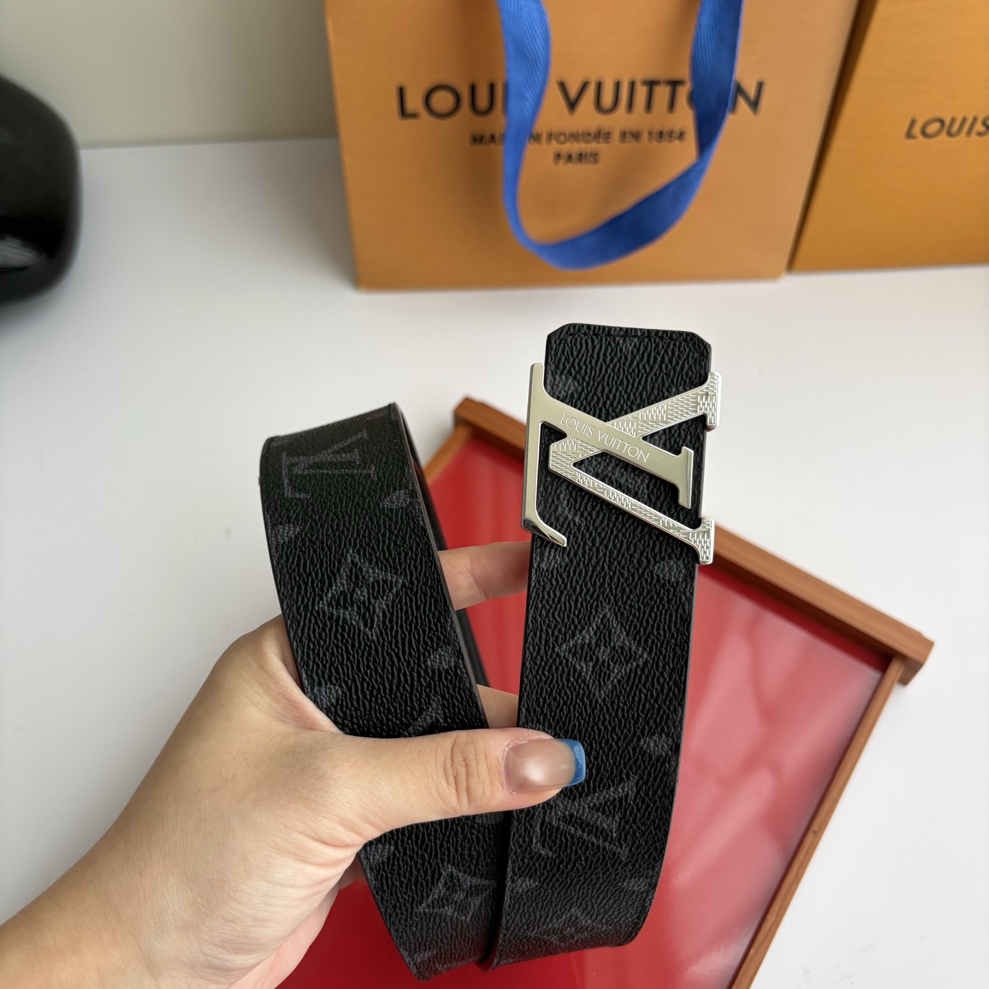 【LOUIS VUITTON】：经典原单品质，印花面搭配经典掌纹底，原单精品钢扣，精工制作，细节看图，实物拍摄，高端奢华