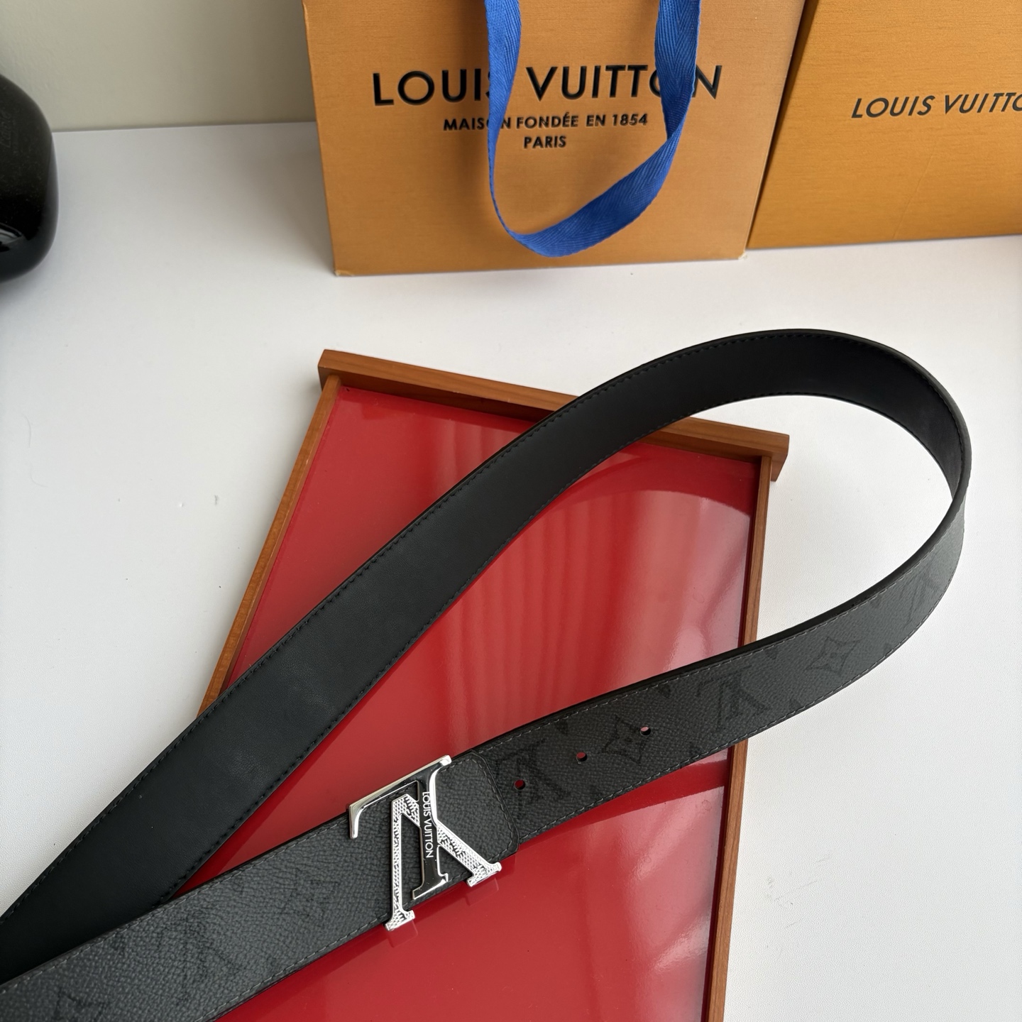 【LOUIS VUITTON】：经典原单品质，印花面搭配经典平纹底，原单精品钢扣，精工制作，细节看图，实物拍摄，高端奢华