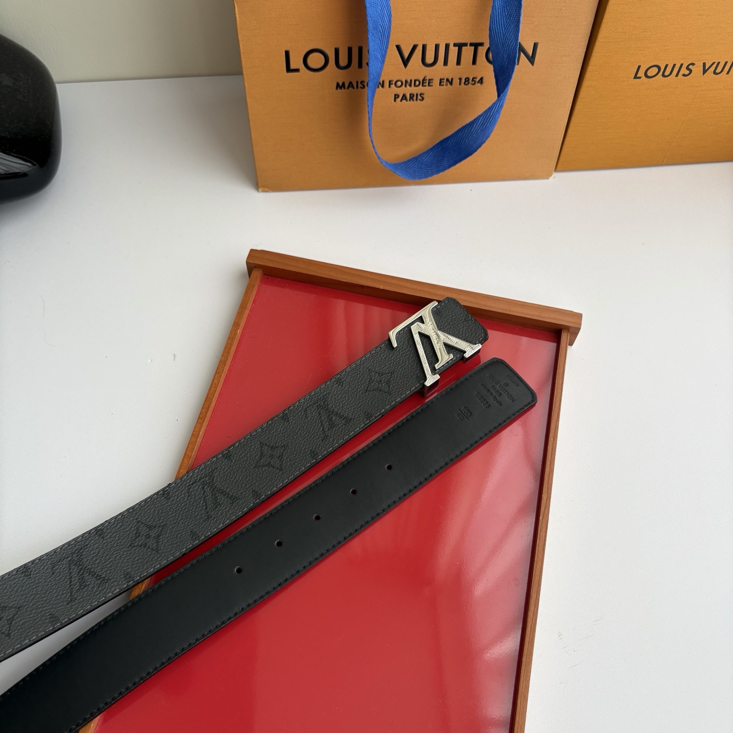 【LOUIS VUITTON】：经典原单品质，印花面搭配经典平纹底，原单精品钢扣，精工制作，细节看图，实物拍摄，高端奢华