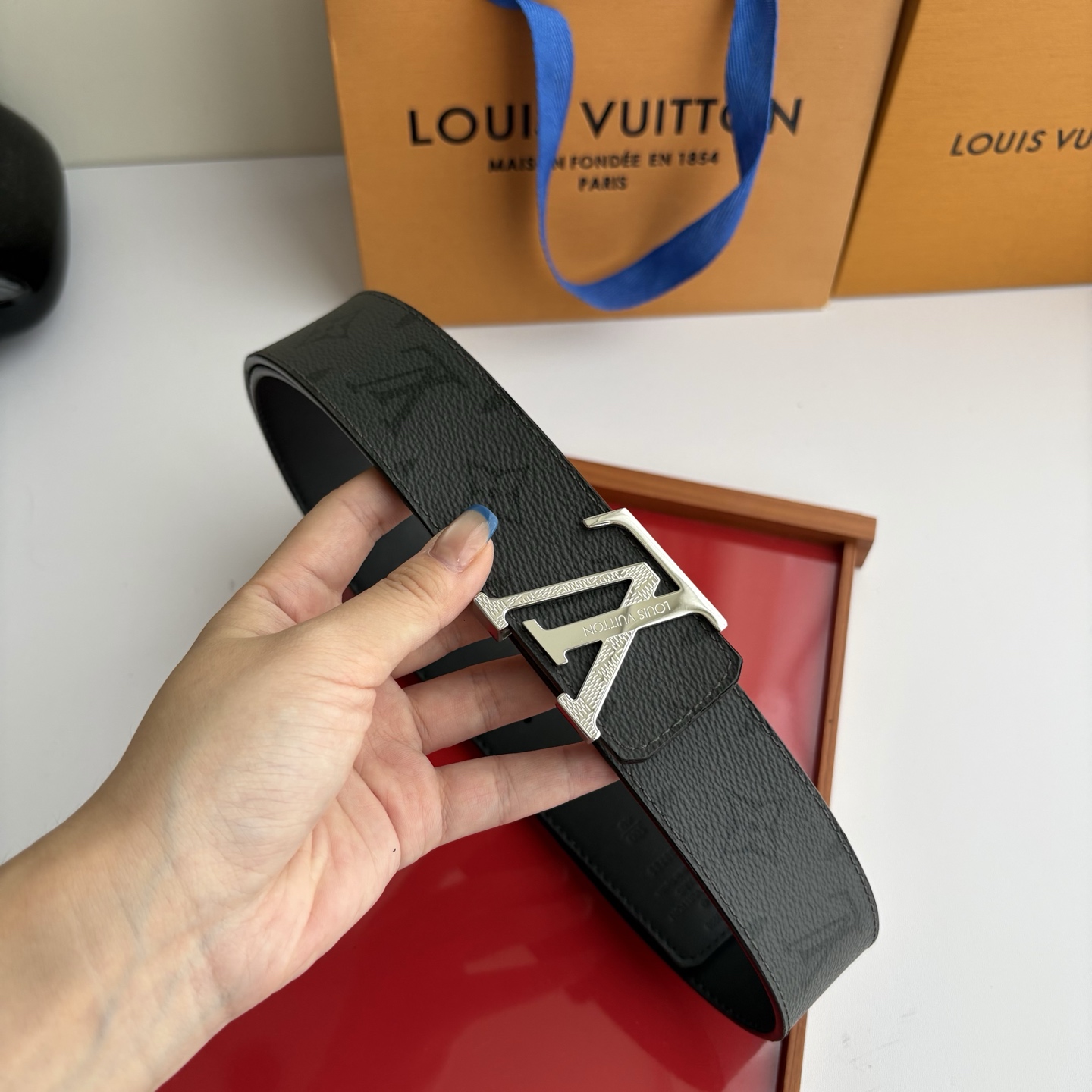 【LOUIS VUITTON】：经典原单品质，印花面搭配经典平纹底，原单精品钢扣，精工制作，细节看图，实物拍摄，高端奢华
