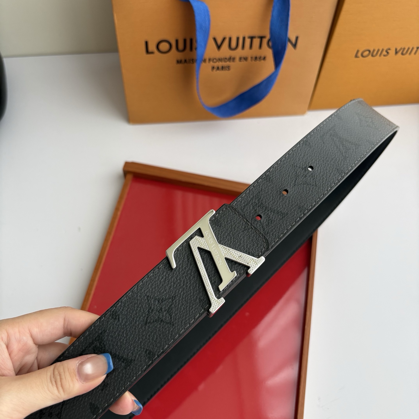 【LOUIS VUITTON】：经典原单品质，印花面搭配经典平纹底，原单精品钢扣，精工制作，细节看图，实物拍摄，高端奢华