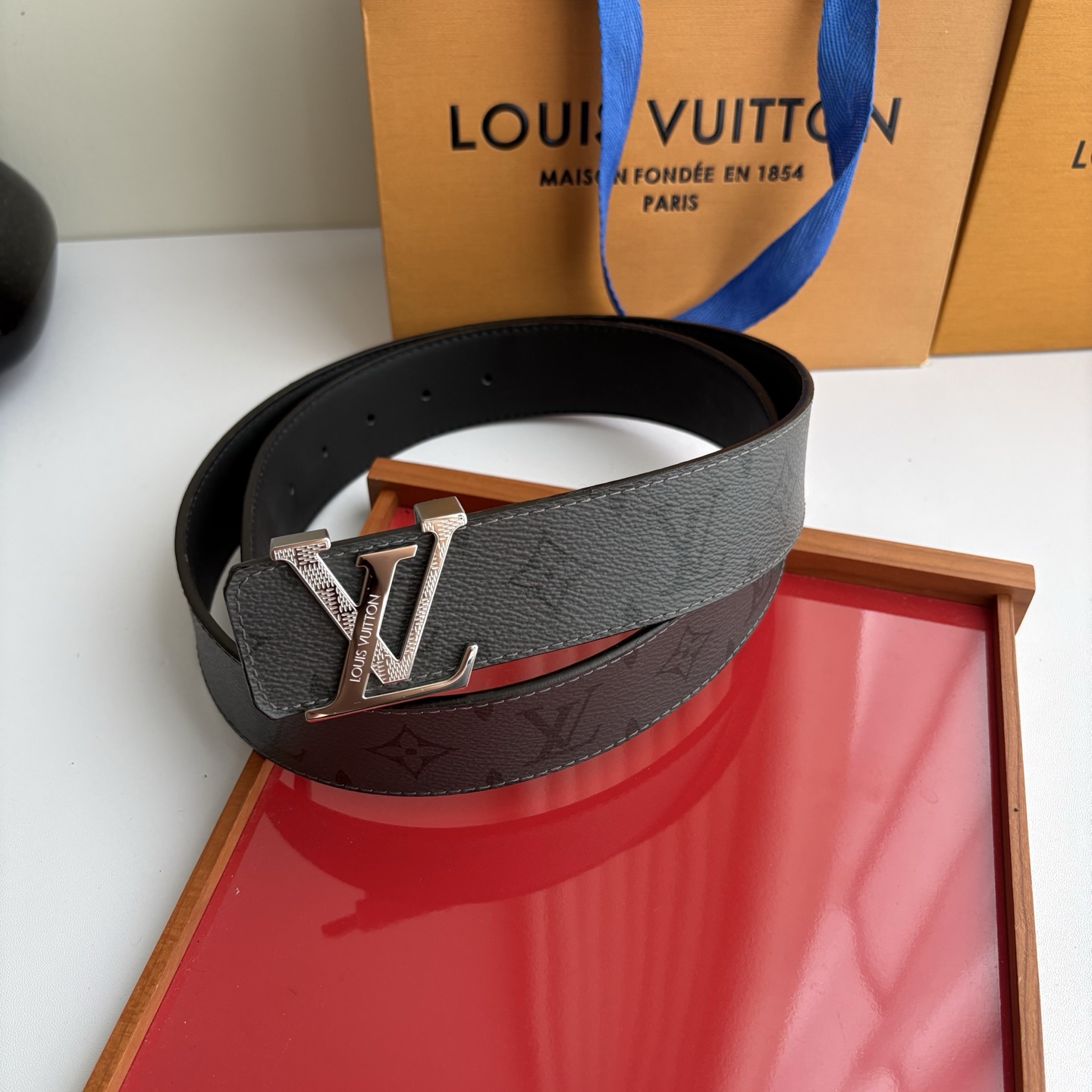 【LOUIS VUITTON】：经典原单品质，印花面搭配经典平纹底，原单精品钢扣，精工制作，细节看图，实物拍摄，高端奢华