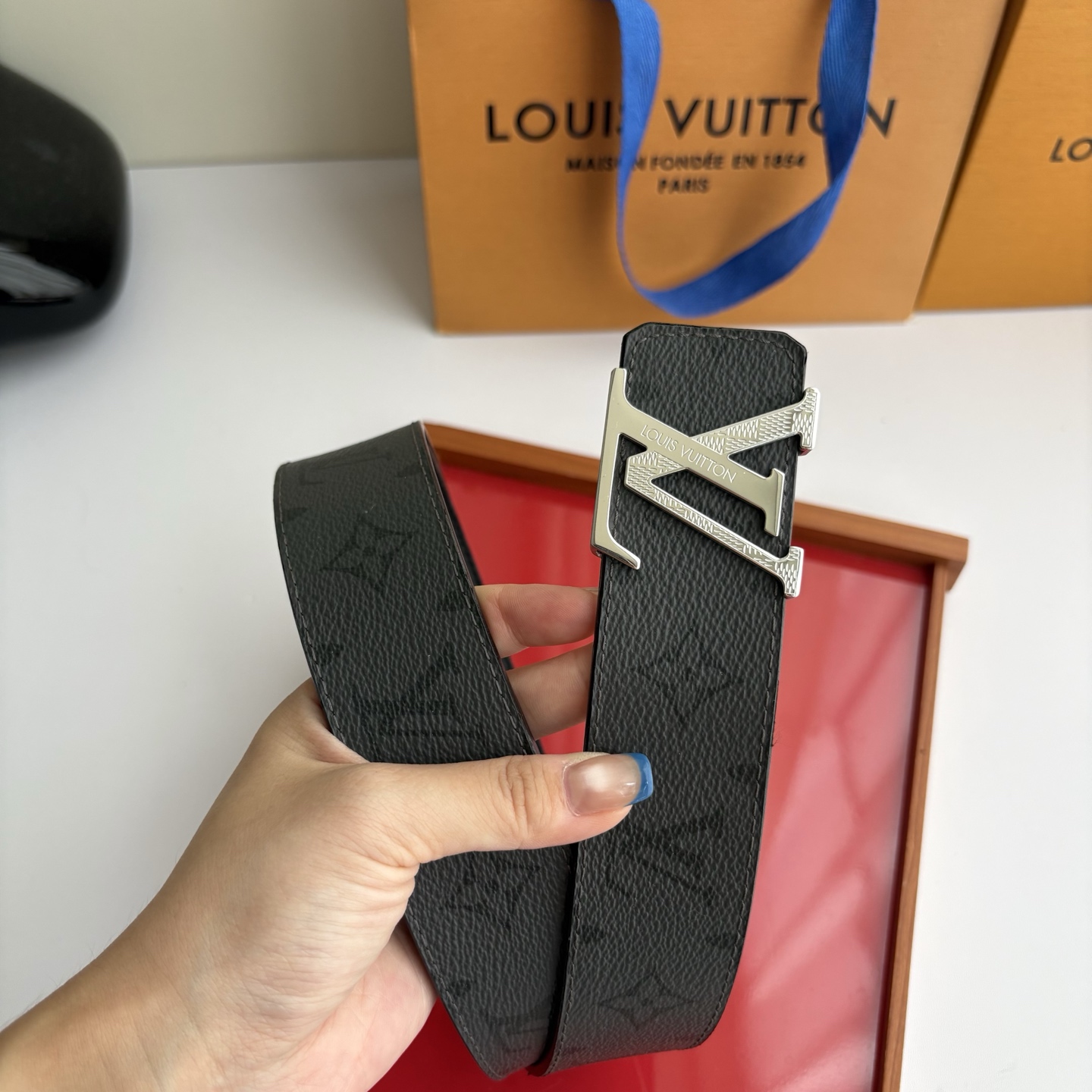 【LOUIS VUITTON】：经典原单品质，印花面搭配经典平纹底，原单精品钢扣，精工制作，细节看图，实物拍摄，高端奢华