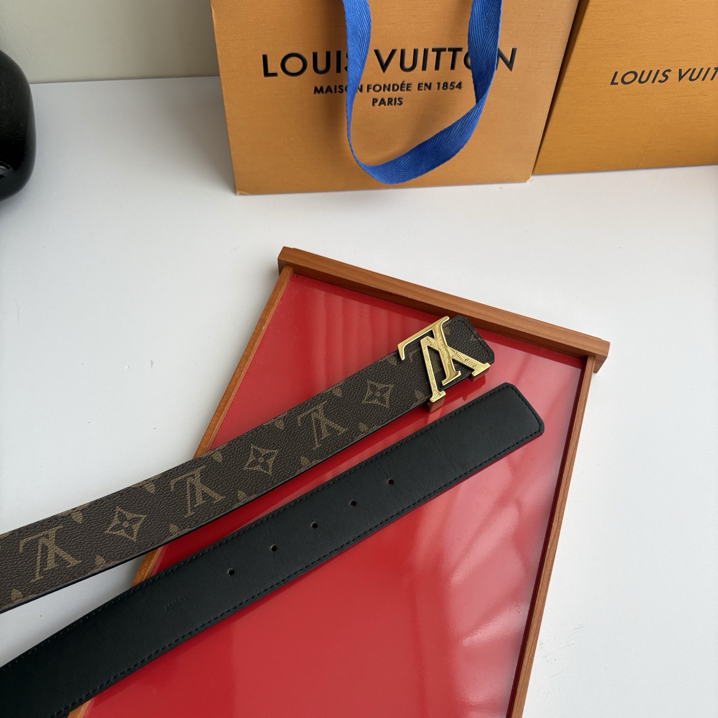 【LOUIS VUITTON】：经典原单品质，印花面搭配经典平纹底，原单精品钢扣，精工制作，细节看图，实物拍摄，高端奢华