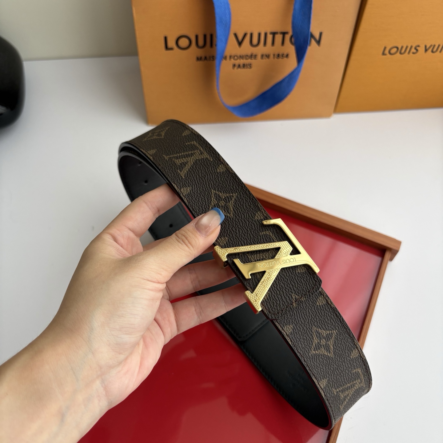 【LOUIS VUITTON】：经典原单品质，印花面搭配经典平纹底，原单精品钢扣，精工制作，细节看图，实物拍摄，高端奢华