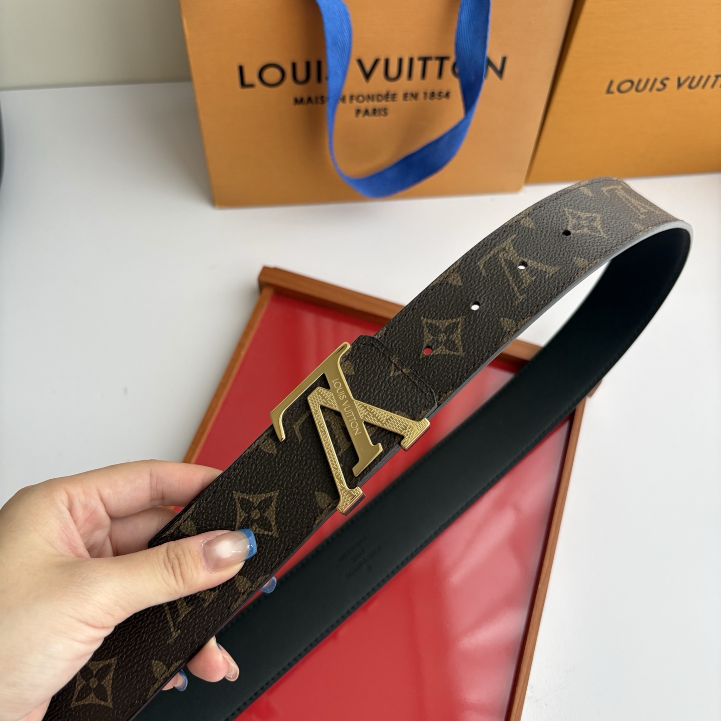 【LOUIS VUITTON】：经典原单品质，印花面搭配经典平纹底，原单精品钢扣，精工制作，细节看图，实物拍摄，高端奢华