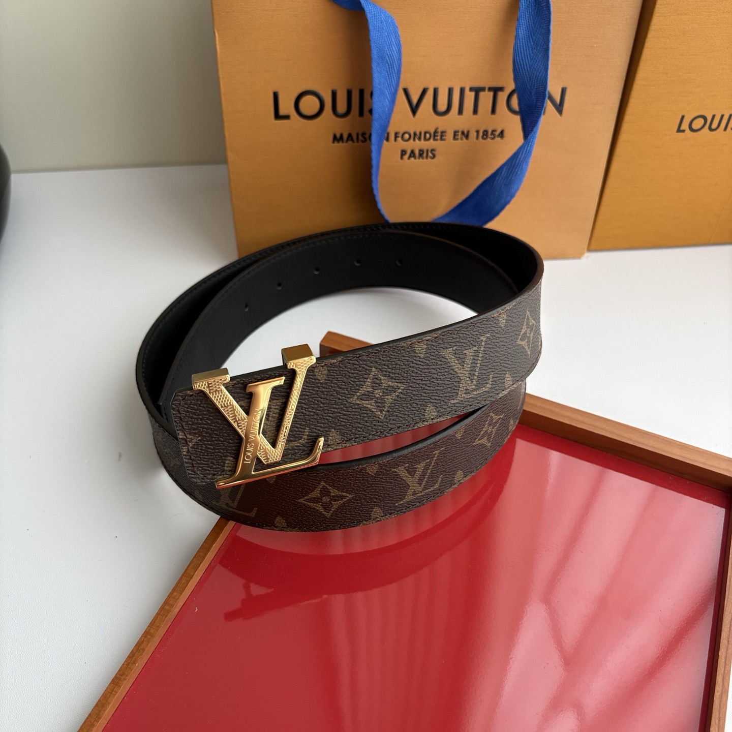 【LOUIS VUITTON】：经典原单品质，印花面搭配经典平纹底，原单精品钢扣，精工制作，细节看图，实物拍摄，高端奢华