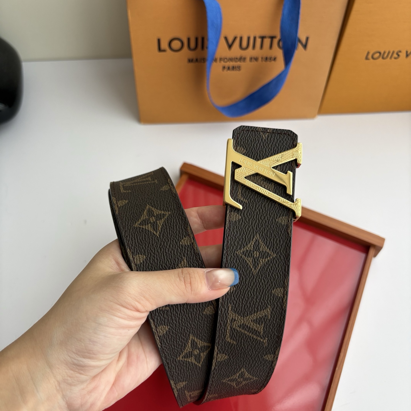 【LOUIS VUITTON】：经典原单品质，印花面搭配经典平纹底，原单精品钢扣，精工制作，细节看图，实物拍摄，高端奢华
