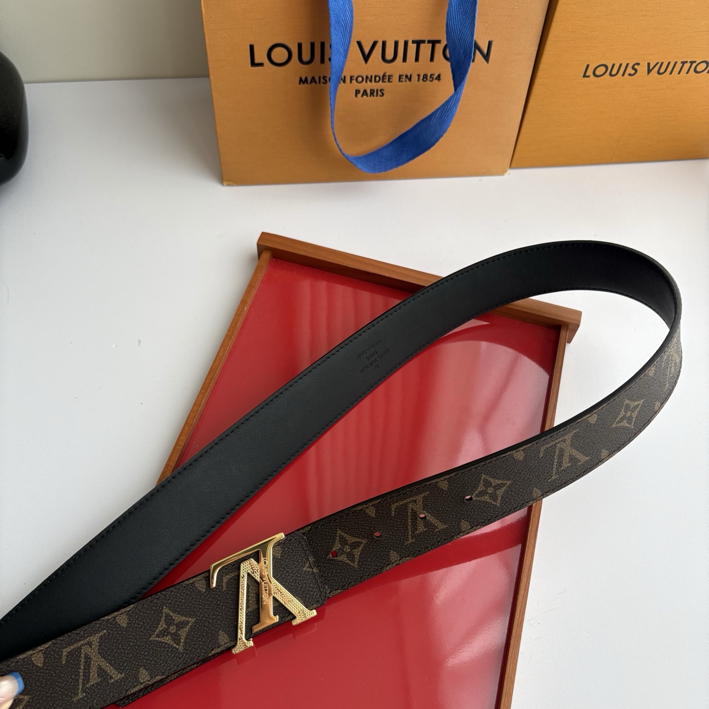 【LOUIS VUITTON】：经典原单品质，印花面搭配经典平纹底，原单精品钢扣，精工制作，细节看图，实物拍摄，高端奢华