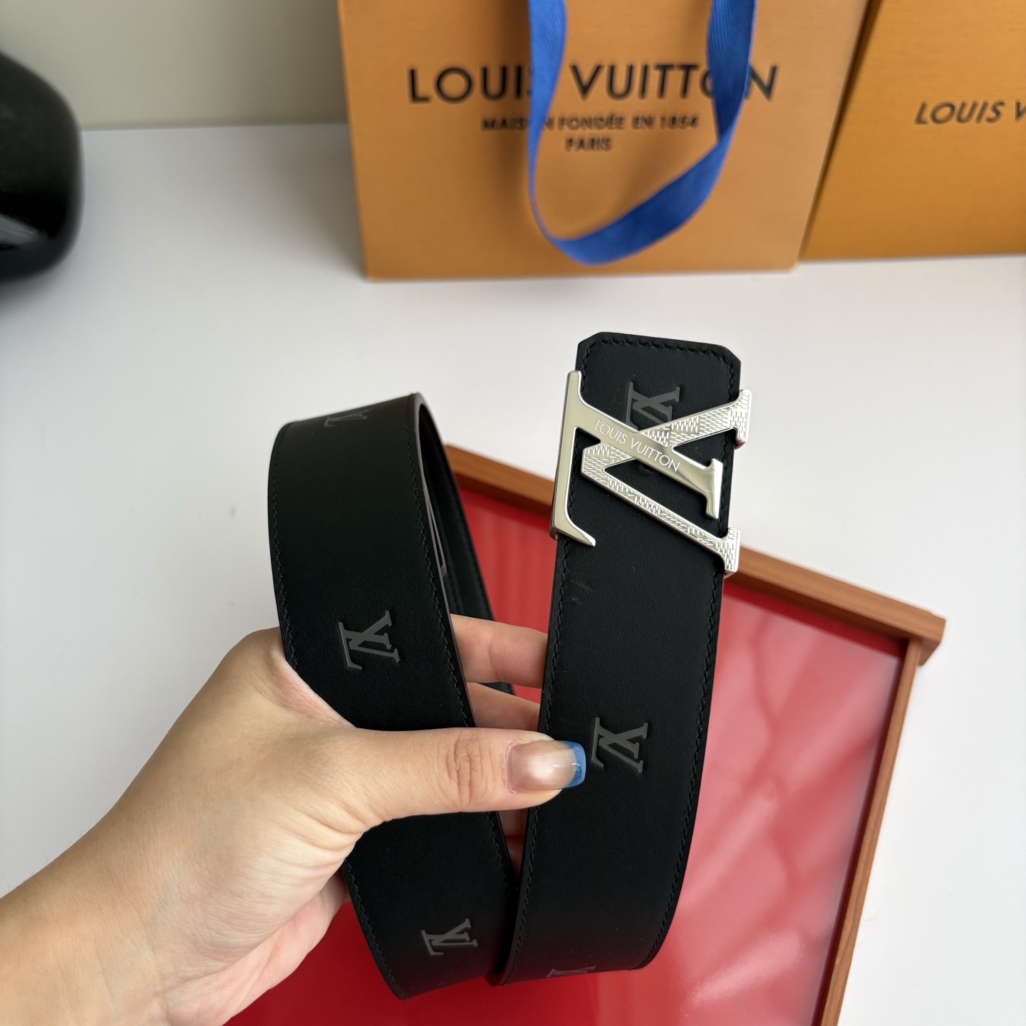 【LOUIS VUITTON】：经典原单品质，印花面搭配经典平纹底，原单精品钢扣，精工制作，细节看图，实物拍摄，高端奢华