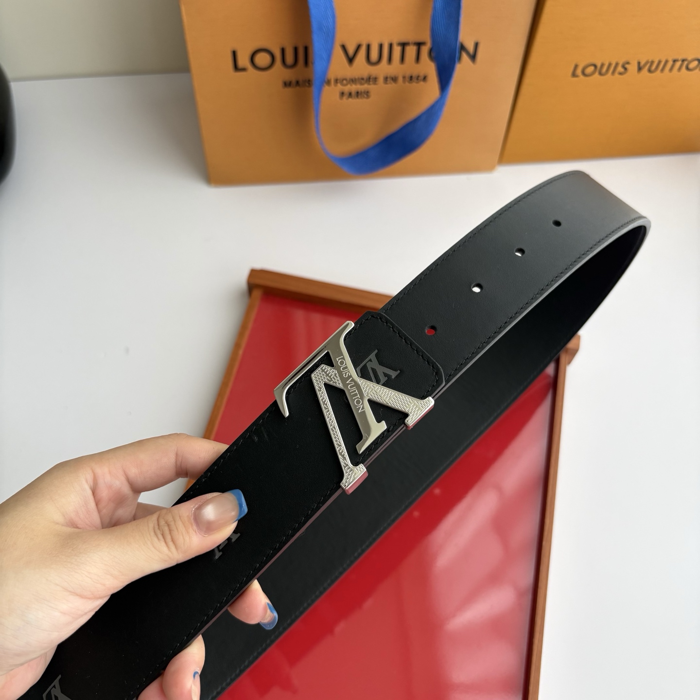 【LOUIS VUITTON】：经典原单品质，印花面搭配经典平纹底，原单精品钢扣，精工制作，细节看图，实物拍摄，高端奢华