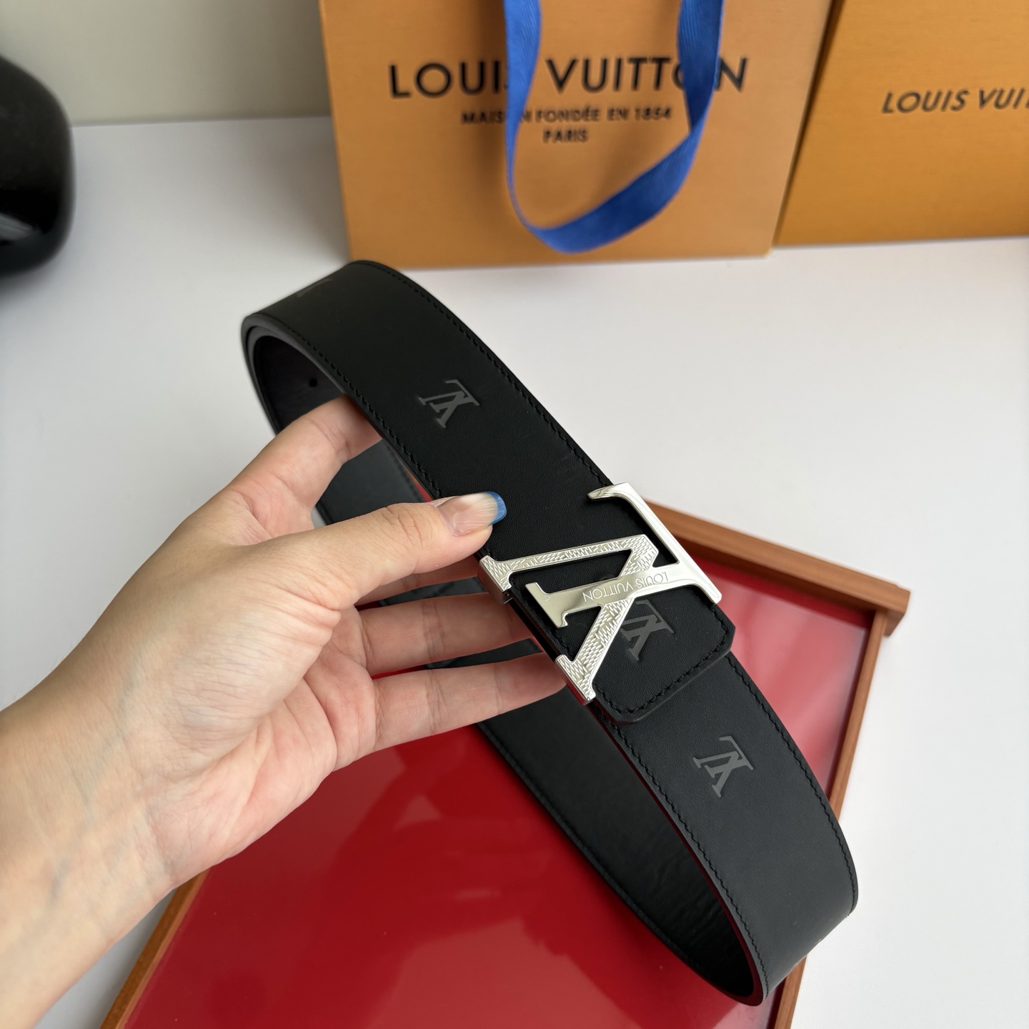 【LOUIS VUITTON】：经典原单品质，印花面搭配经典平纹底，原单精品钢扣，精工制作，细节看图，实物拍摄，高端奢华