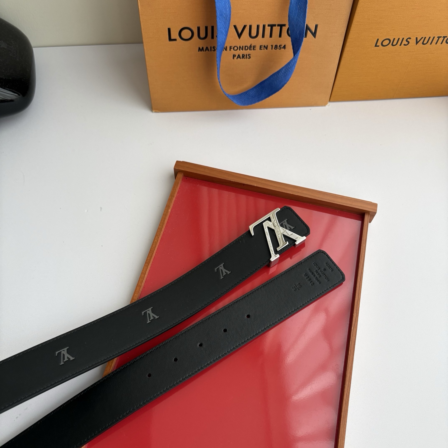 【LOUIS VUITTON】：经典原单品质，印花面搭配经典平纹底，原单精品钢扣，精工制作，细节看图，实物拍摄，高端奢华