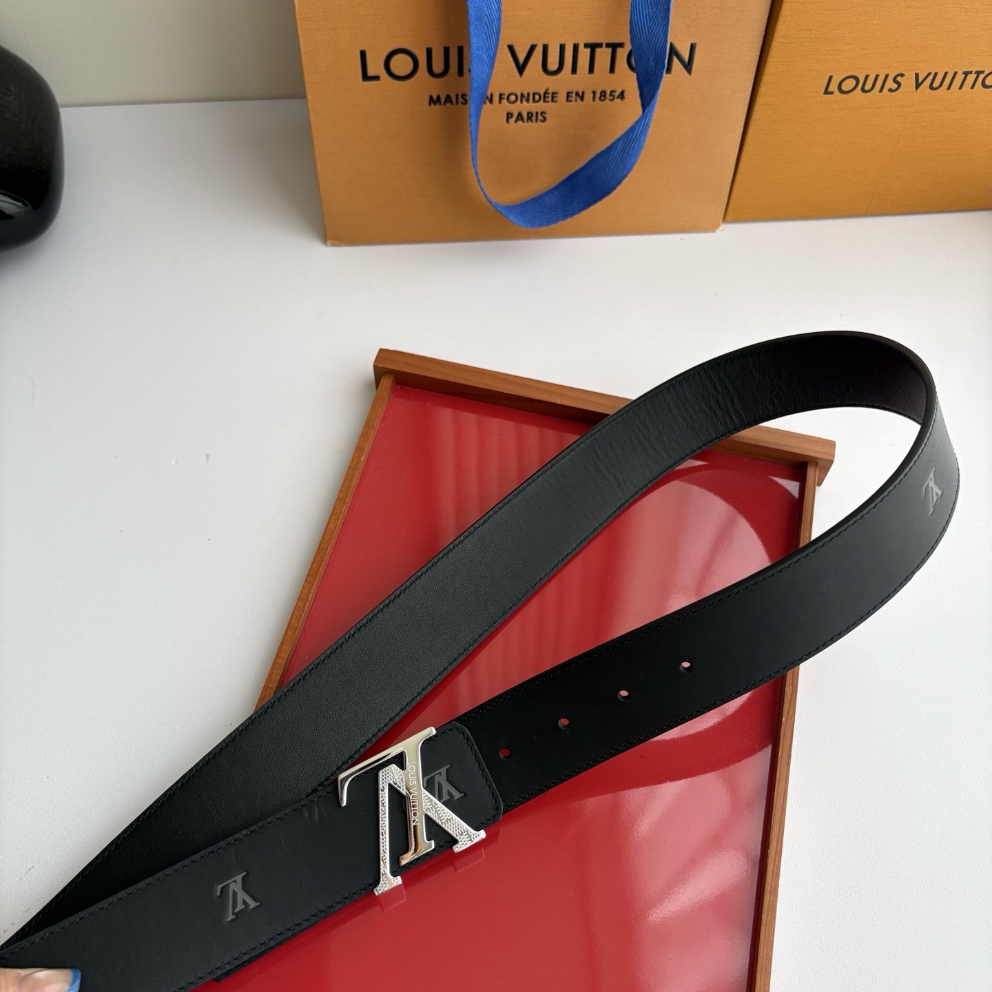 【LOUIS VUITTON】：经典原单品质，印花面搭配经典平纹底，原单精品钢扣，精工制作，细节看图，实物拍摄，高端奢华