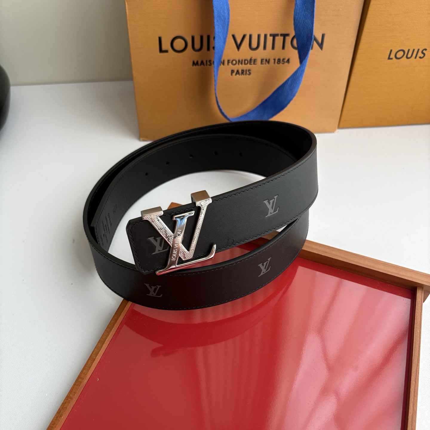 【LOUIS VUITTON】：经典原单品质，印花面搭配经典平纹底，原单精品钢扣，精工制作，细节看图，实物拍摄，高端奢华