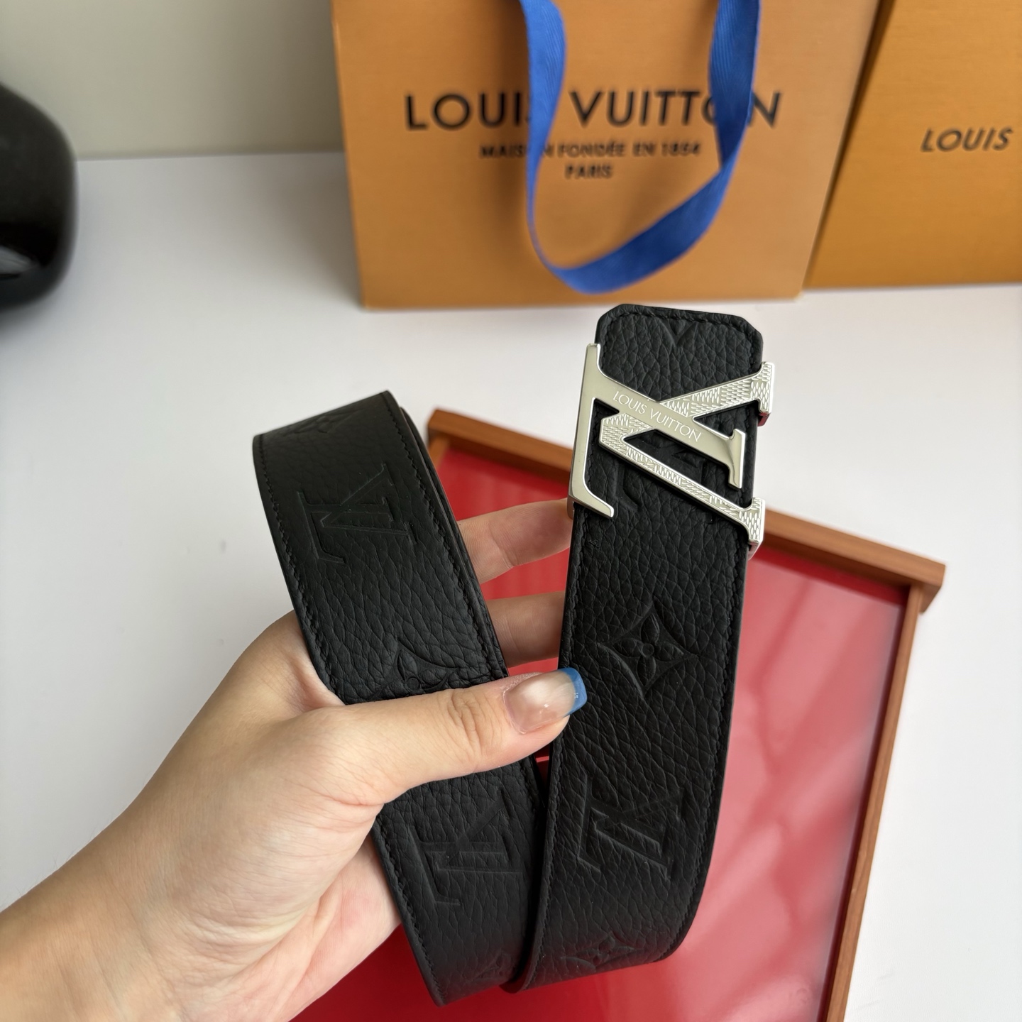 【LOUIS VUITTON】：经典原单品质，压花面搭配经典平纹底，原单精品钢扣，精工制作，细节看图，实物拍摄，高端奢华
