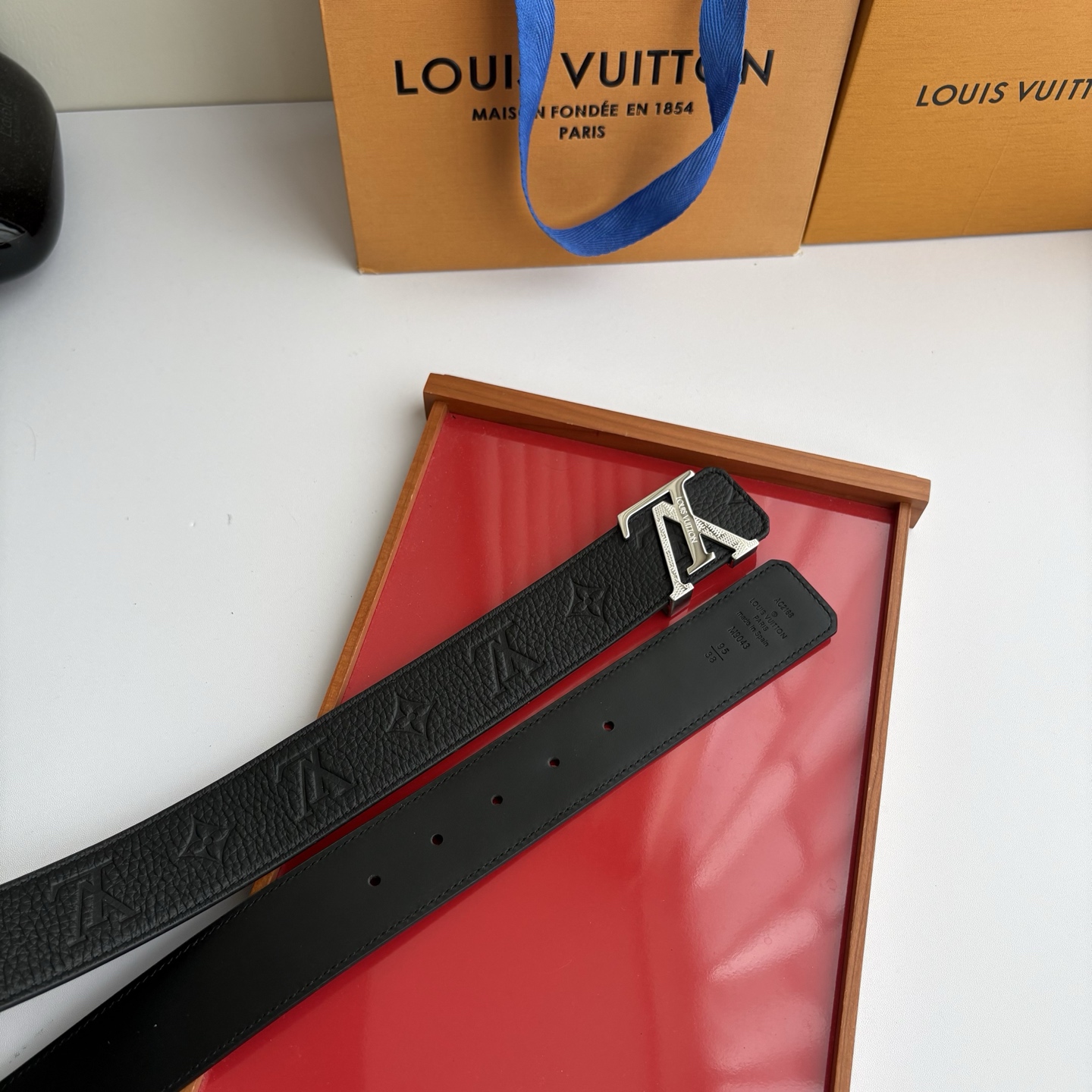 【LOUIS VUITTON】：经典原单品质，压花面搭配经典平纹底，原单精品钢扣，精工制作，细节看图，实物拍摄，高端奢华