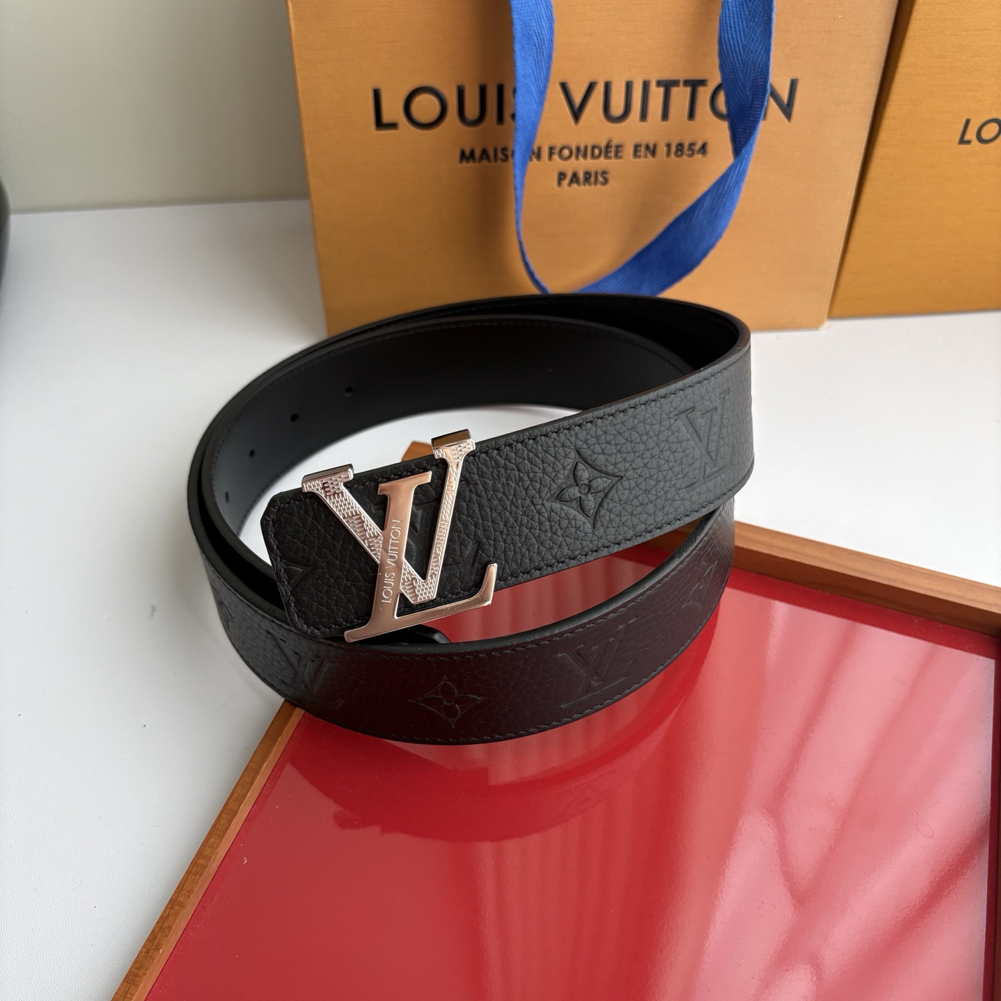 【LOUIS VUITTON】：经典原单品质，压花面搭配经典平纹底，原单精品钢扣，精工制作，细节看图，实物拍摄，高端奢华