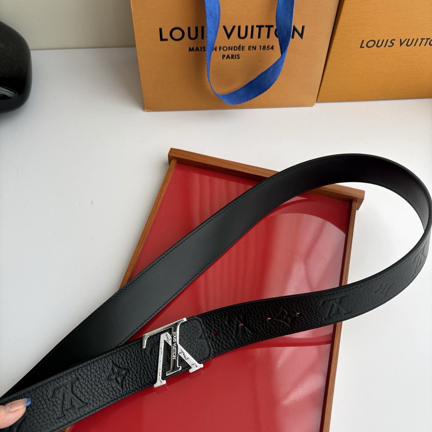 【LOUIS VUITTON】：经典原单品质，压花面搭配经典平纹底，原单精品钢扣，精工制作，细节看图，实物拍摄，高端奢华