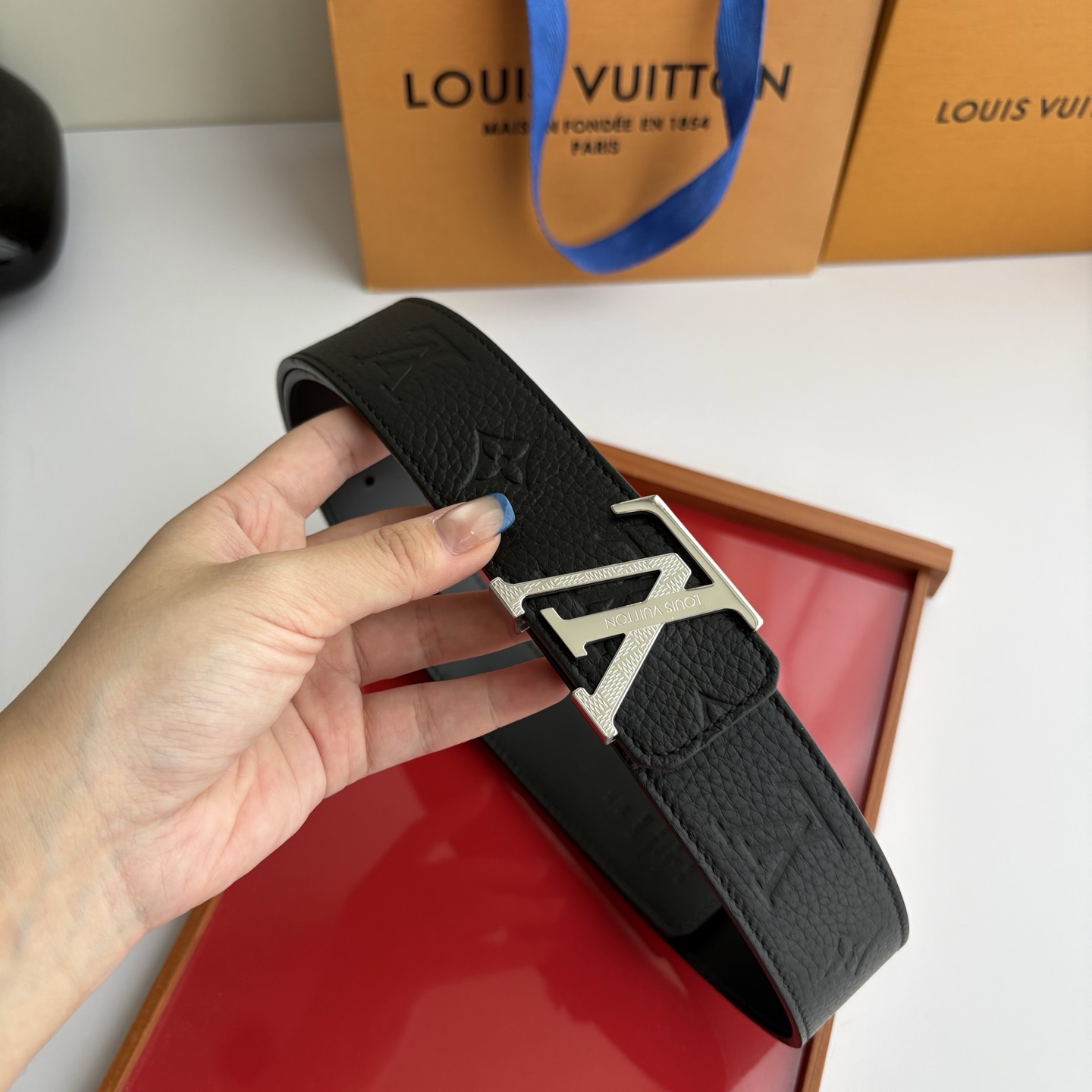 【LOUIS VUITTON】：经典原单品质，压花面搭配经典平纹底，原单精品钢扣，精工制作，细节看图，实物拍摄，高端奢华