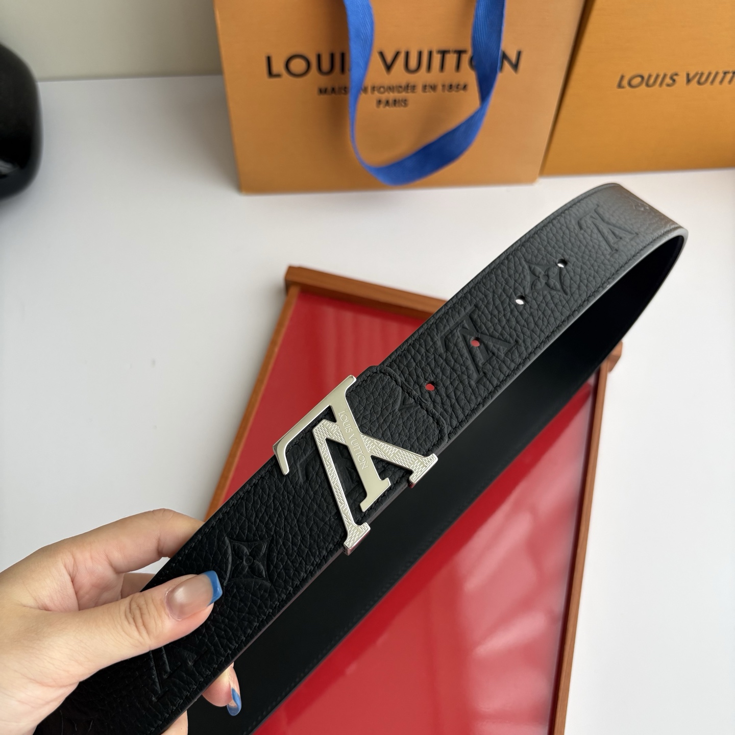 【LOUIS VUITTON】：经典原单品质，压花面搭配经典平纹底，原单精品钢扣，精工制作，细节看图，实物拍摄，高端奢华