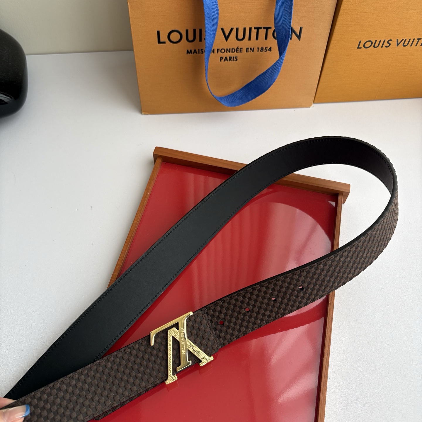 【LOUIS VUITTON】：经典原单品质，压格面搭配经典平纹底，原单精品钢扣，精工制作，细节看图，实物拍摄，高端奢华