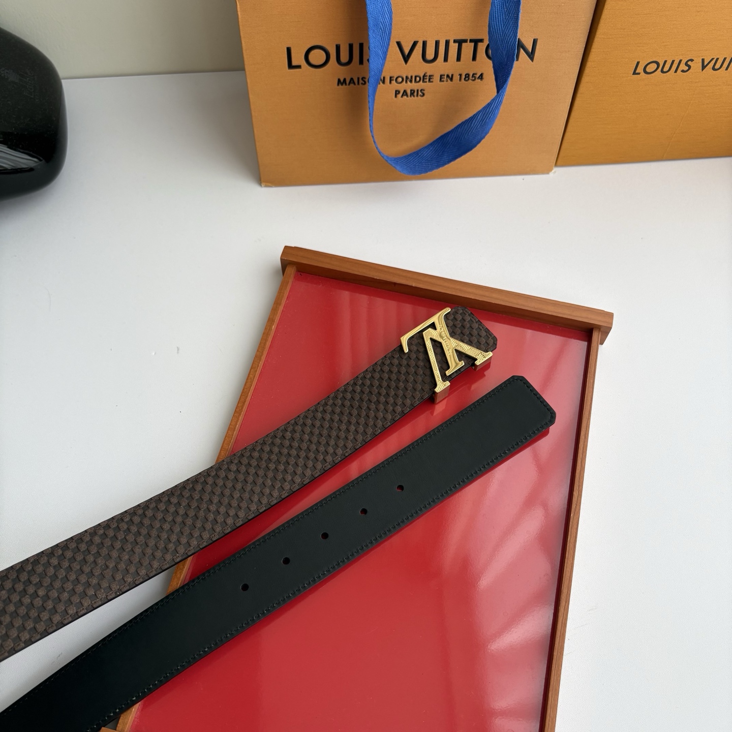 【LOUIS VUITTON】：经典原单品质，压格面搭配经典平纹底，原单精品钢扣，精工制作，细节看图，实物拍摄，高端奢华