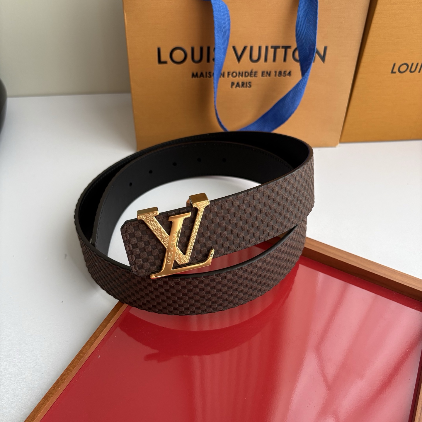 【LOUIS VUITTON】：经典原单品质，压格面搭配经典平纹底，原单精品钢扣，精工制作，细节看图，实物拍摄，高端奢华