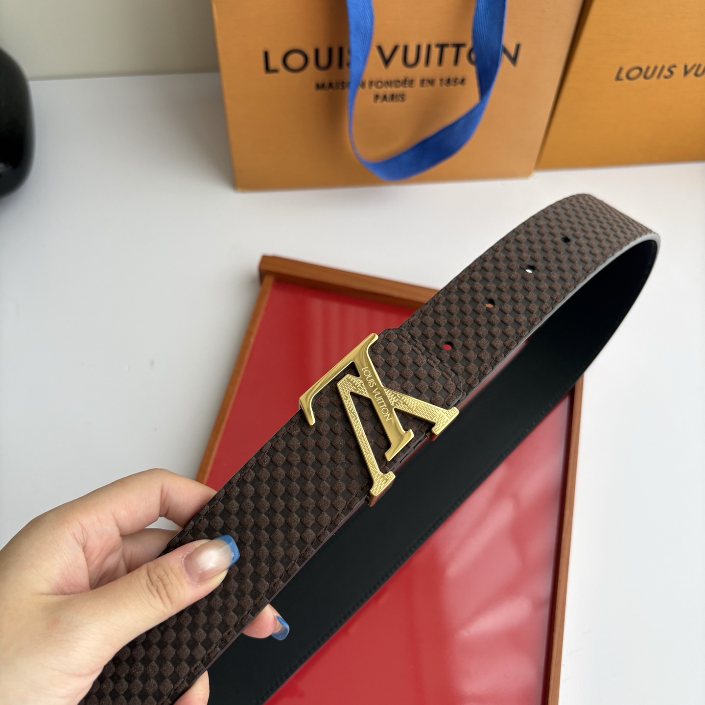 【LOUIS VUITTON】：经典原单品质，压格面搭配经典平纹底，原单精品钢扣，精工制作，细节看图，实物拍摄，高端奢华