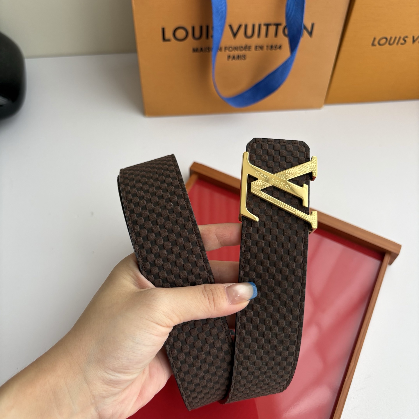 【LOUIS VUITTON】：经典原单品质，压格面搭配经典平纹底，原单精品钢扣，精工制作，细节看图，实物拍摄，高端奢华