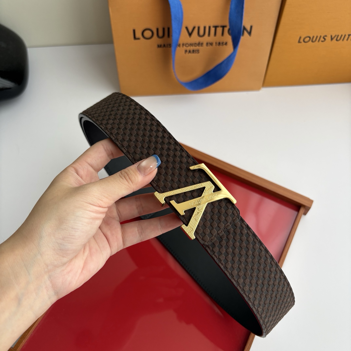 【LOUIS VUITTON】：经典原单品质，压格面搭配经典平纹底，原单精品钢扣，精工制作，细节看图，实物拍摄，高端奢华