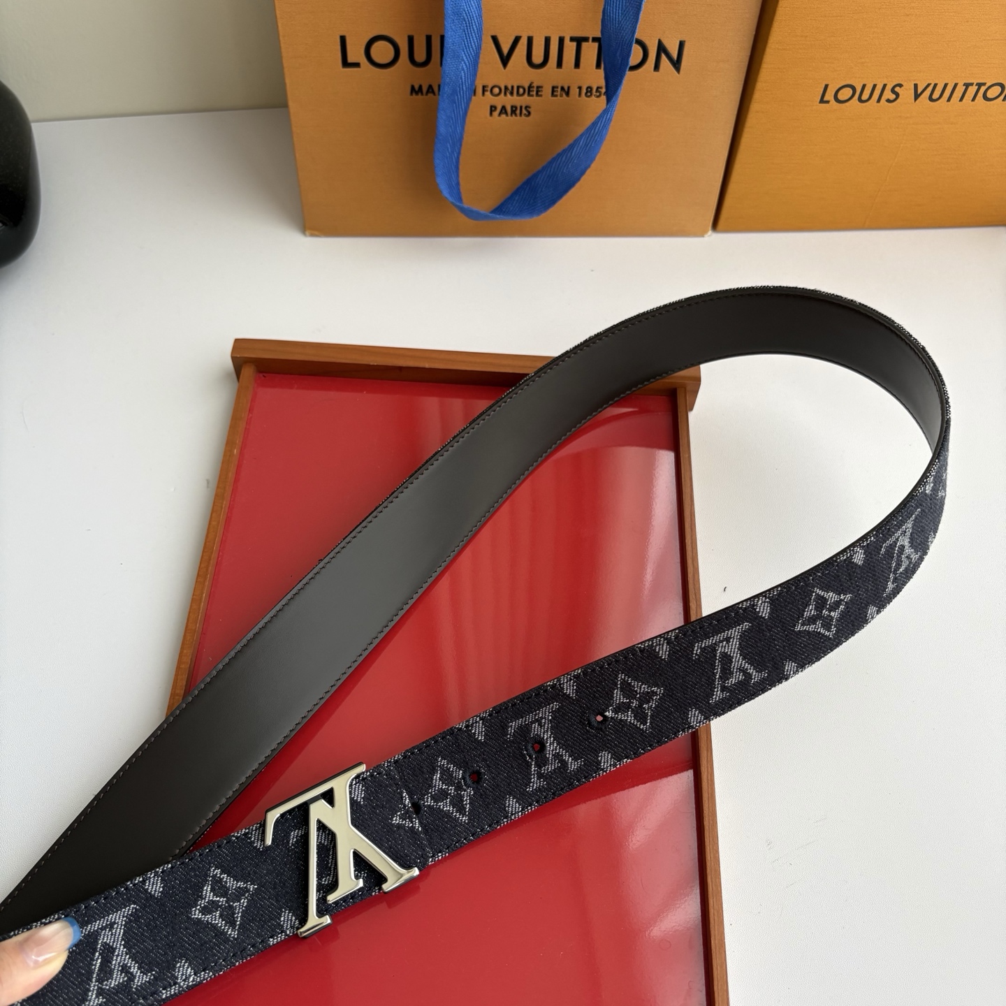 Lv当季新款牛仔Monogram 帆布材质，复古做旧的老花印花搭配另一面原版平纹底，精致百搭，时尚大方，宽4.0cm