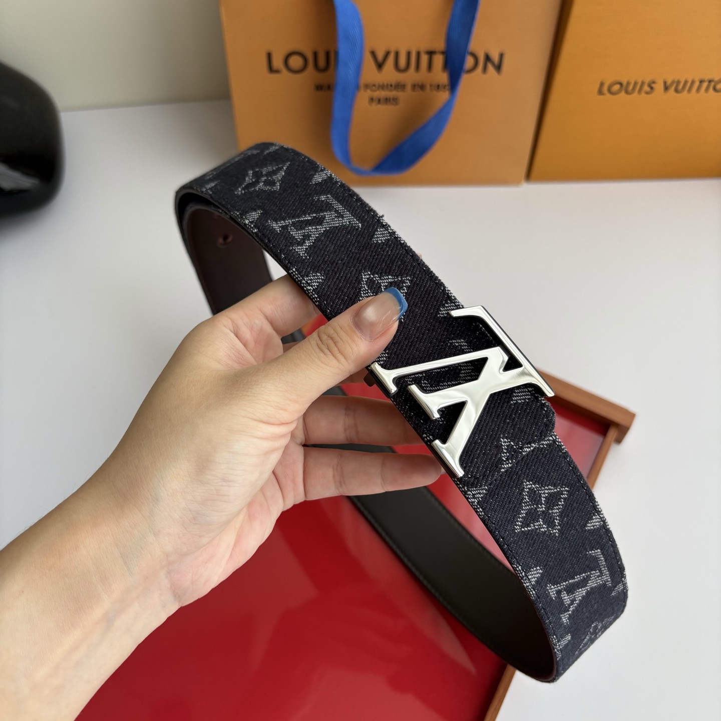 Lv当季新款牛仔Monogram 帆布材质，复古做旧的老花印花搭配另一面原版平纹底，精致百搭，时尚大方，宽4.0cm