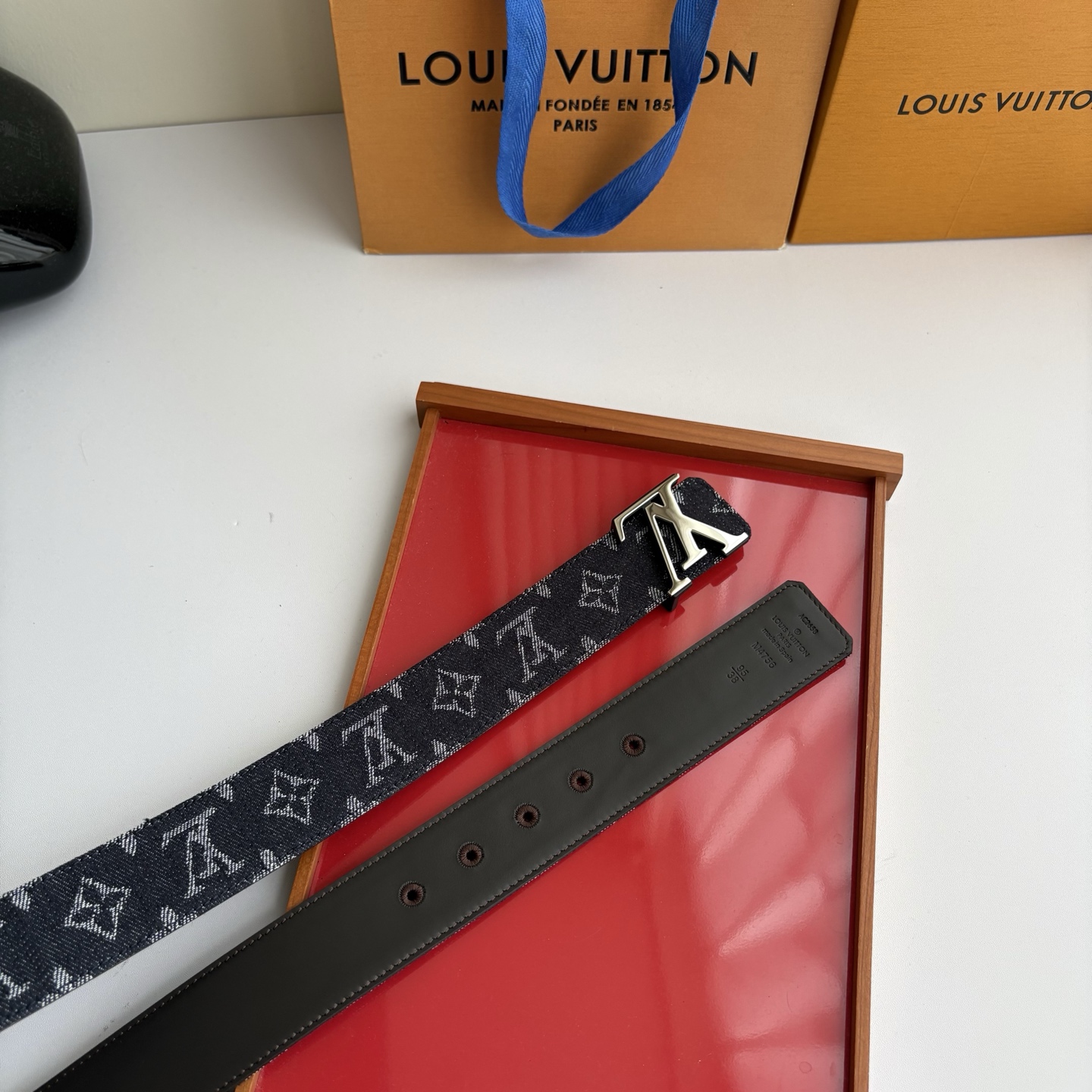 Lv当季新款牛仔Monogram 帆布材质，复古做旧的老花印花搭配另一面原版平纹底，精致百搭，时尚大方，宽4.0cm