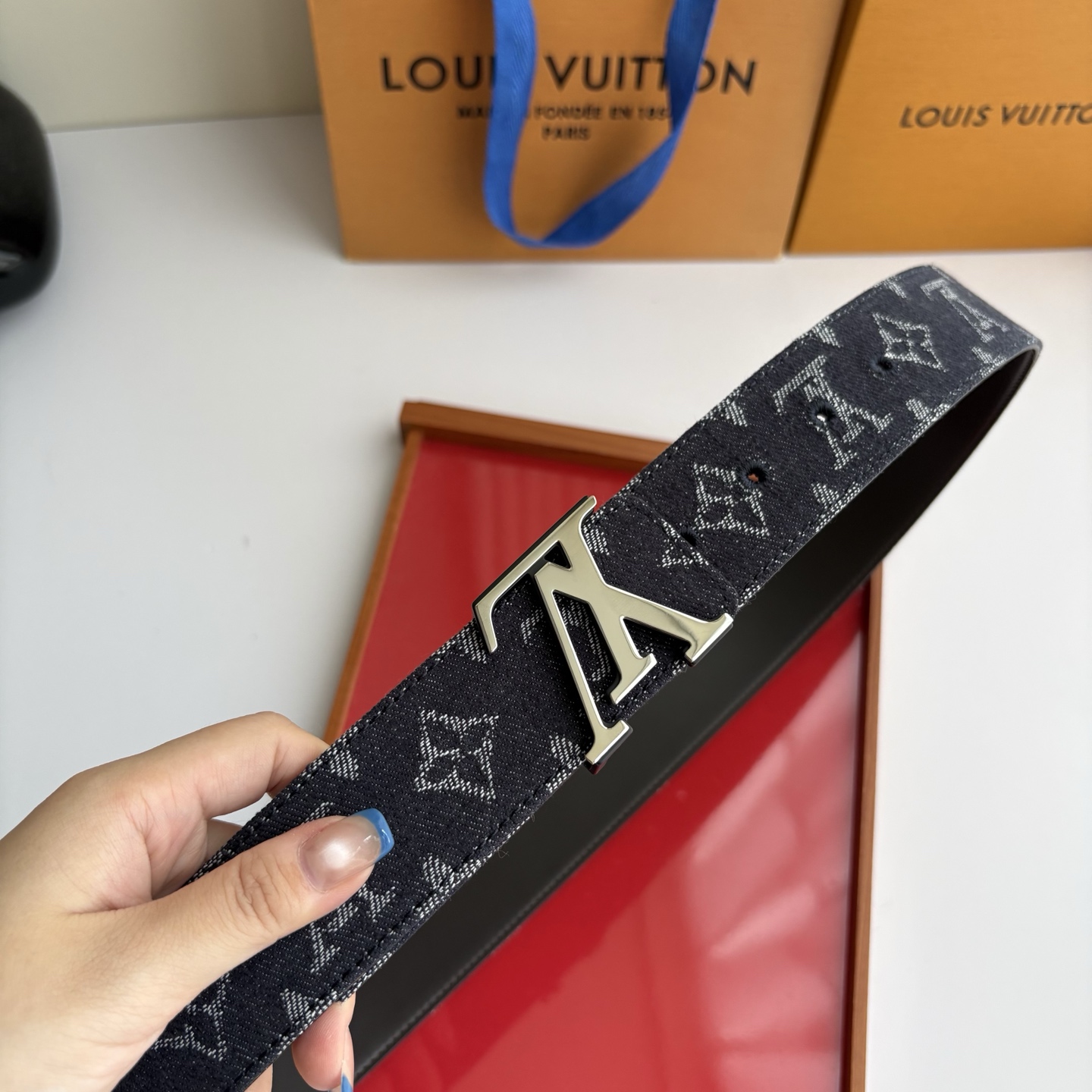 Lv当季新款牛仔Monogram 帆布材质，复古做旧的老花印花搭配另一面原版平纹底，精致百搭，时尚大方，宽4.0cm