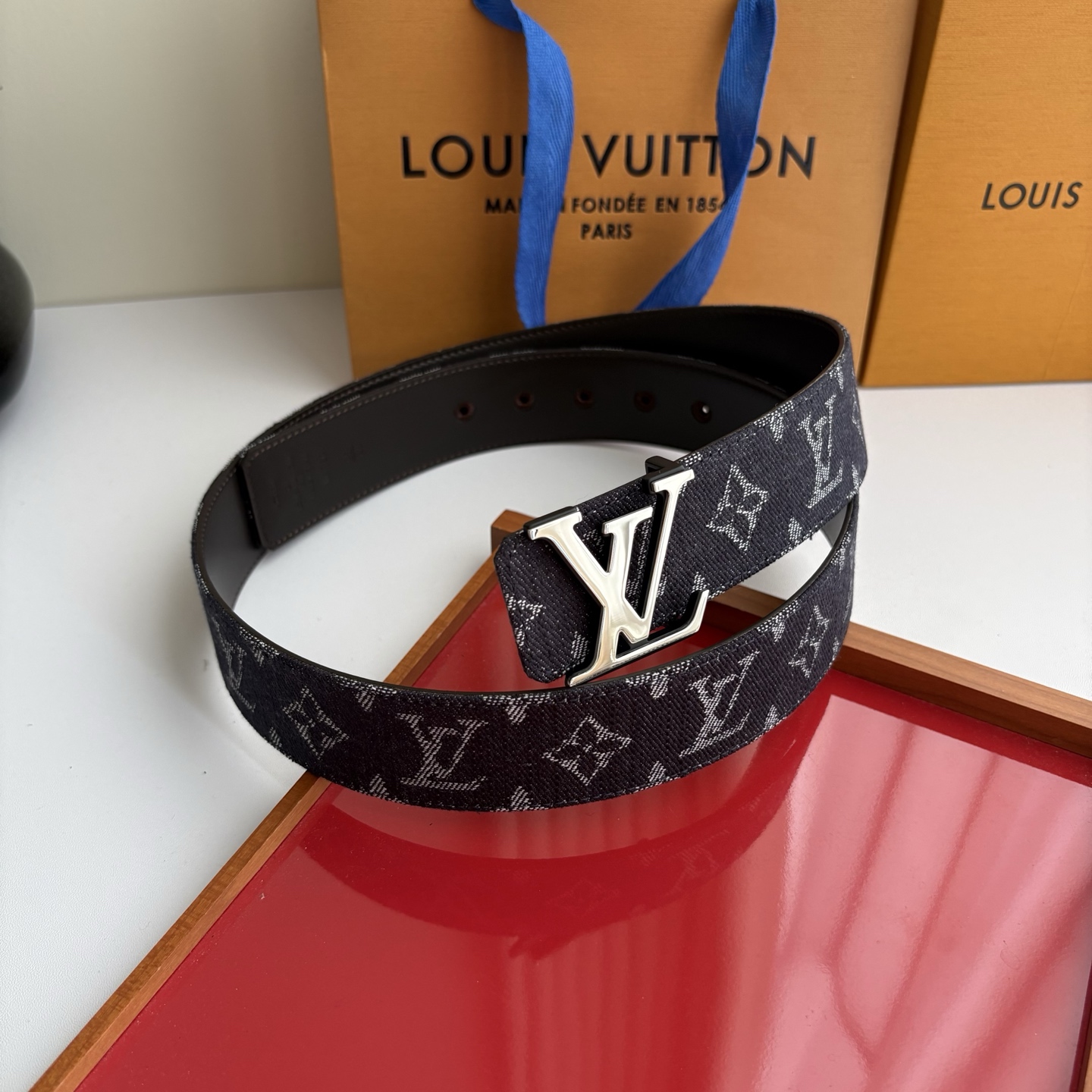Lv当季新款牛仔Monogram 帆布材质，复古做旧的老花印花搭配另一面原版平纹底，精致百搭，时尚大方，宽4.0cm