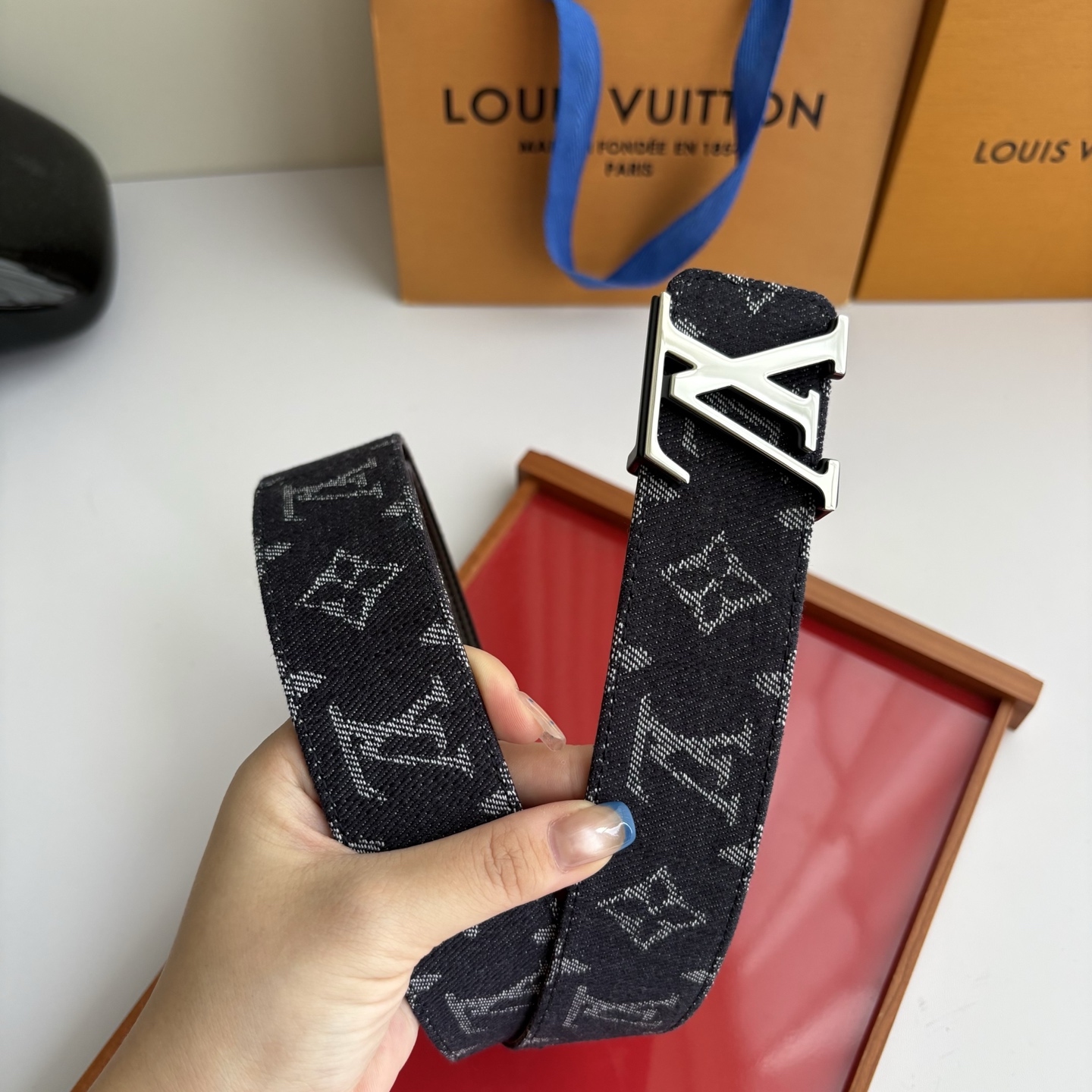 Lv当季新款牛仔Monogram 帆布材质，复古做旧的老花印花搭配另一面原版平纹底，精致百搭，时尚大方，宽4.0cm