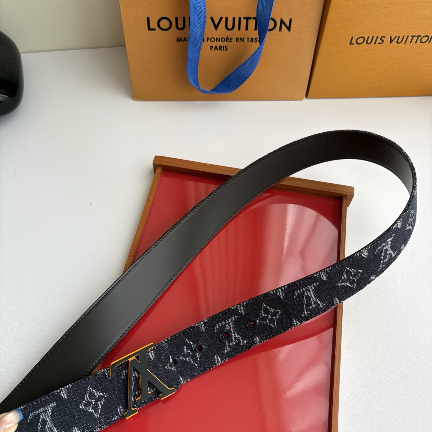 Lv当季新款牛仔Monogram 帆布材质，复古做旧的老花印花搭配另一面原版平纹底，精致百搭，时尚大方，宽4.0cm