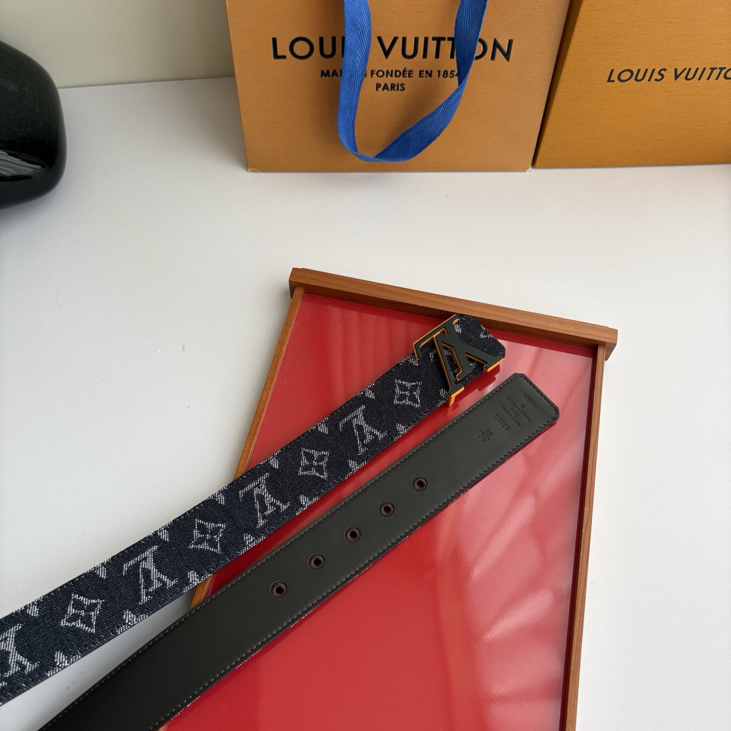 Lv当季新款牛仔Monogram 帆布材质，复古做旧的老花印花搭配另一面原版平纹底，精致百搭，时尚大方，宽4.0cm