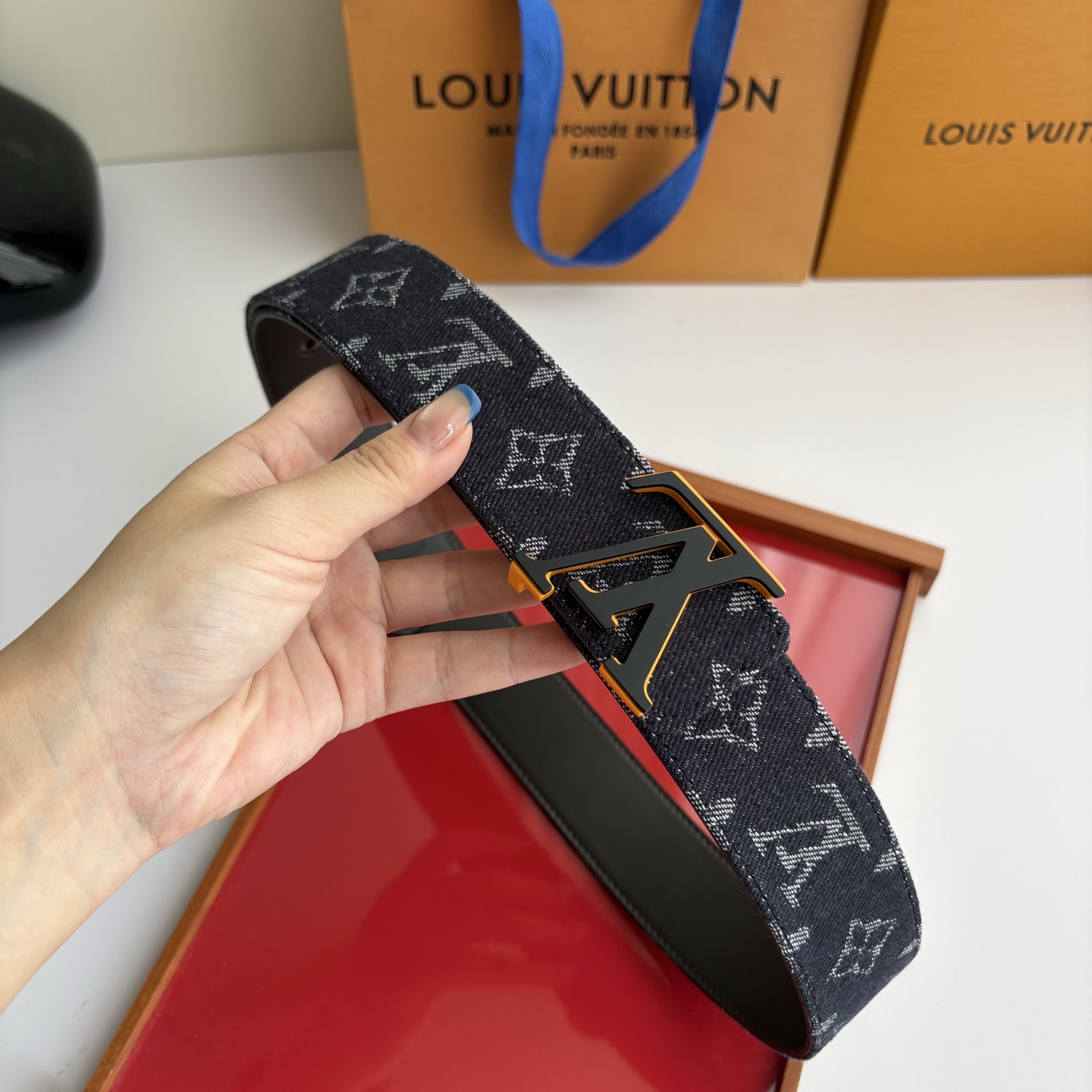 Lv当季新款牛仔Monogram 帆布材质，复古做旧的老花印花搭配另一面原版平纹底，精致百搭，时尚大方，宽4.0cm