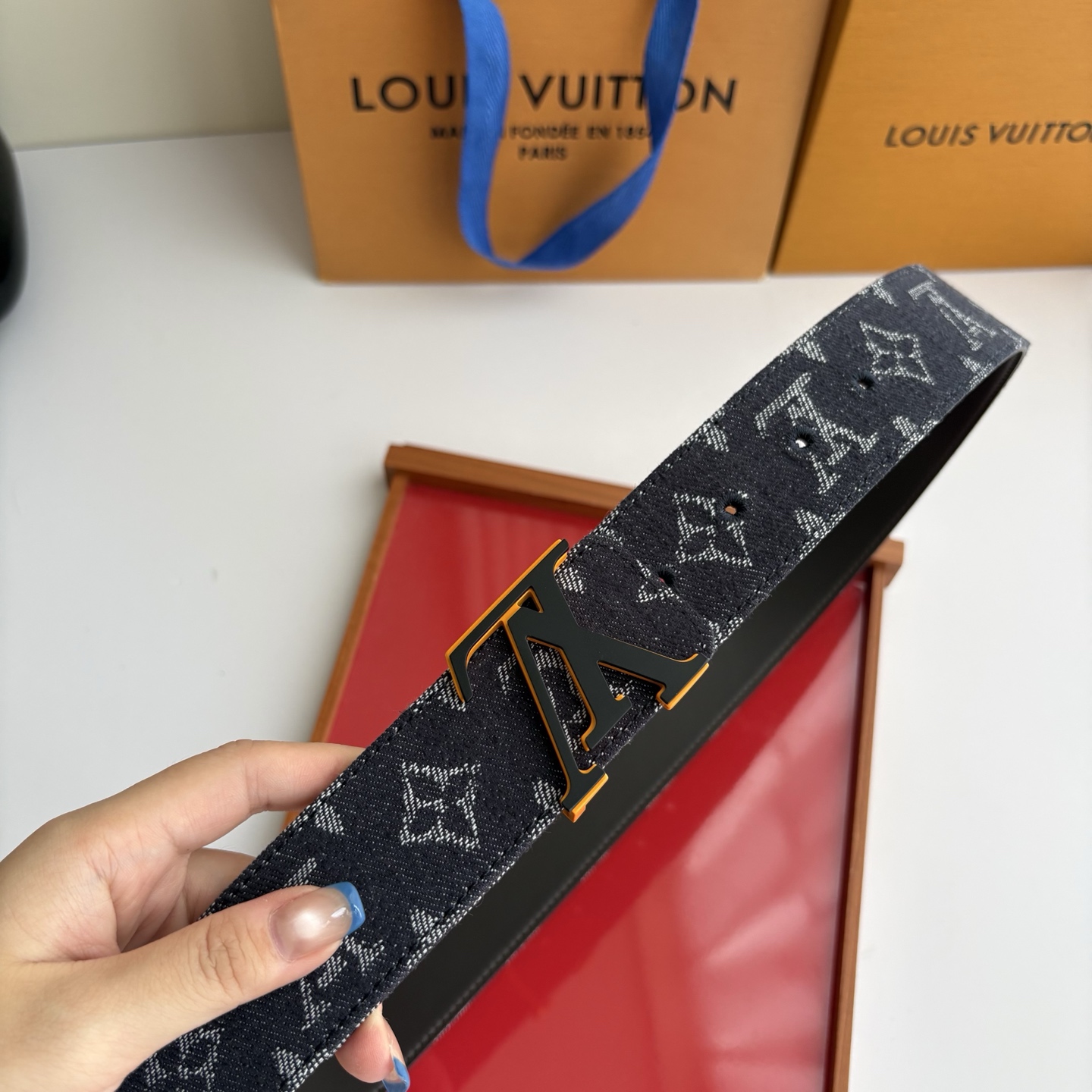 Lv当季新款牛仔Monogram 帆布材质，复古做旧的老花印花搭配另一面原版平纹底，精致百搭，时尚大方，宽4.0cm